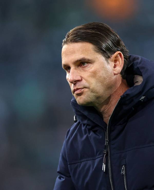 Borussia Mönchengladbachs Trainer Gerardo Seoane blickt beim Bundesliga-Spiel gegen Werder Bremen auf den Platz.