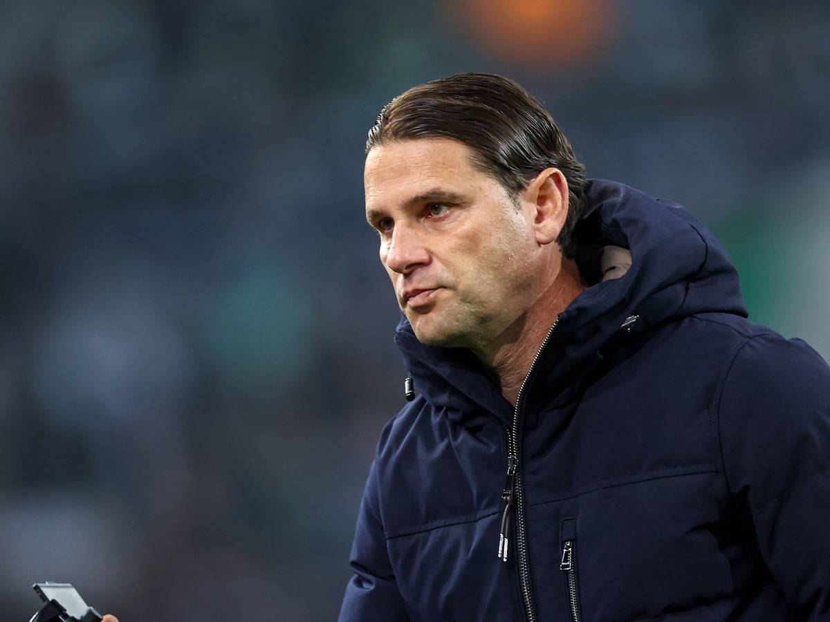 Borussia Mönchengladbachs Trainer Gerardo Seoane blickt beim Bundesliga-Spiel gegen Werder Bremen auf den Platz.