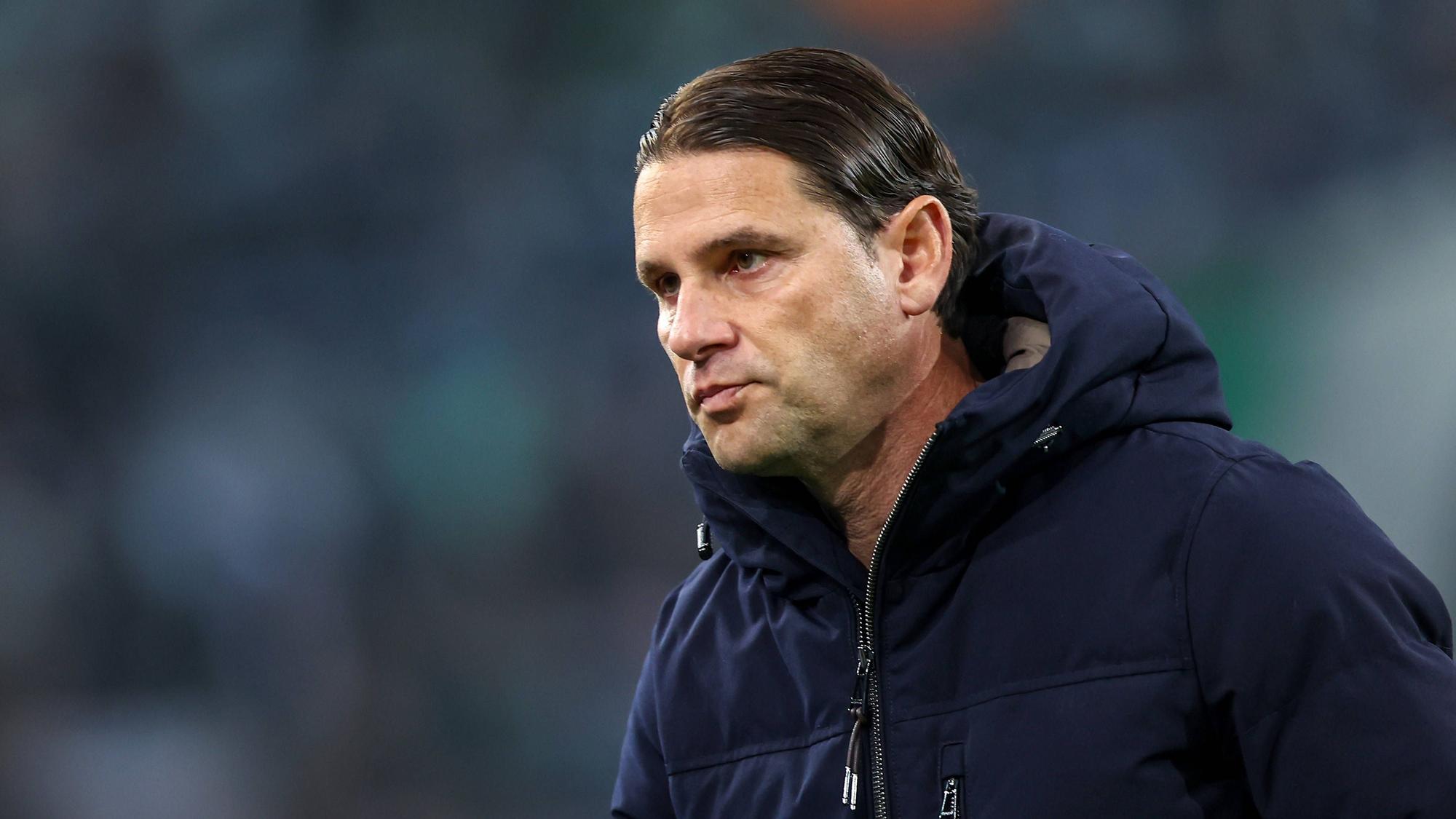 Borussia Mönchengladbachs Trainer Gerardo Seoane blickt beim Bundesliga-Spiel gegen Werder Bremen auf den Platz.