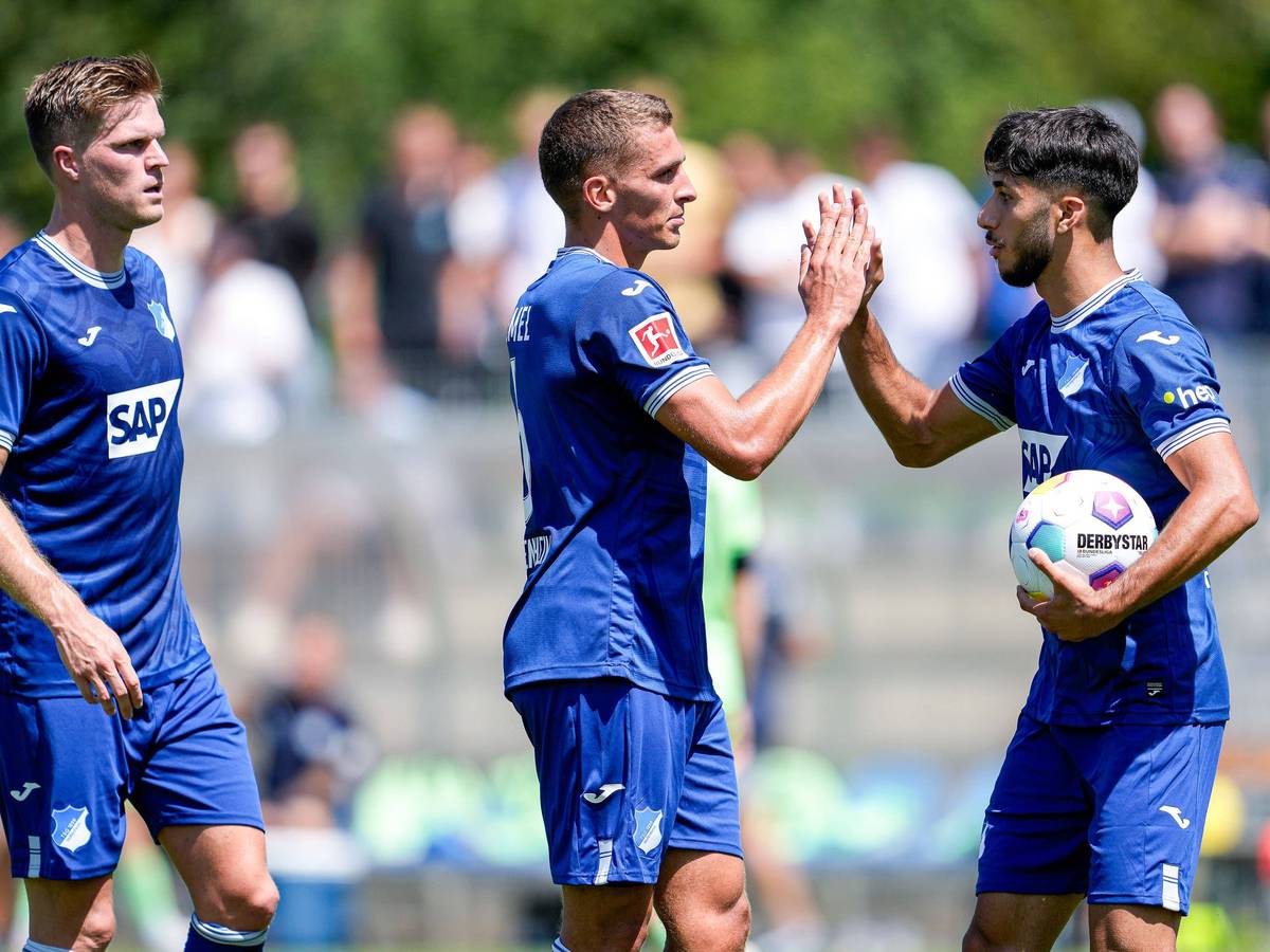 Drei Hoffenheim-Spieler freuen sich über ein Tor.