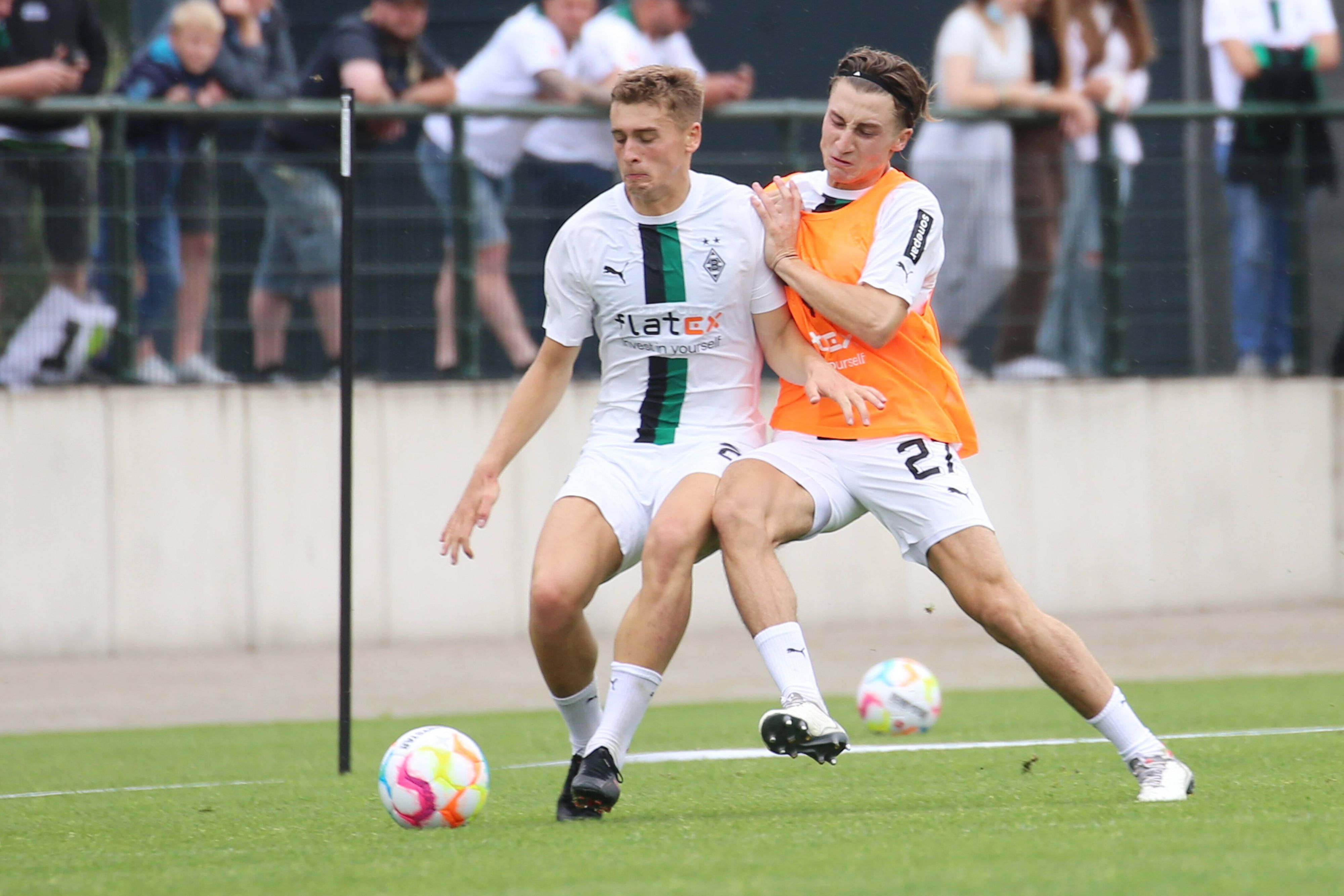 Rocco Reitz und Oscar Fraulo bei einem Trainingsspiel im Zweikampf.