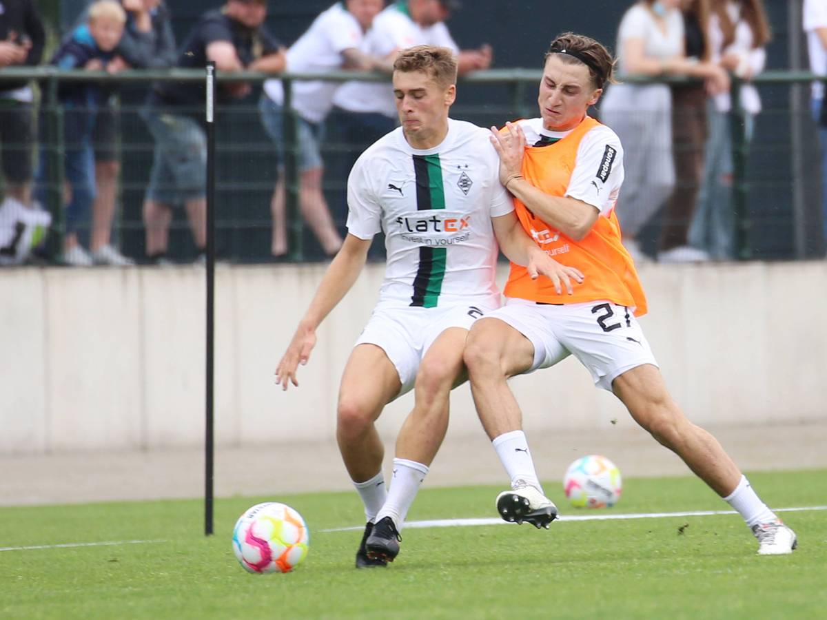 Rocco Reitz und Oscar Fraulo bei einem Trainingsspiel im Zweikampf.