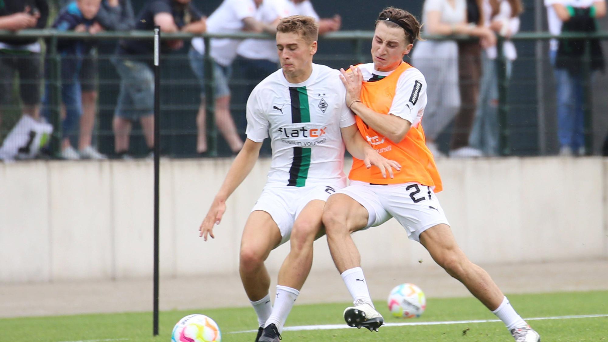 Rocco Reitz und Oscar Fraulo bei einem Trainingsspiel im Zweikampf.