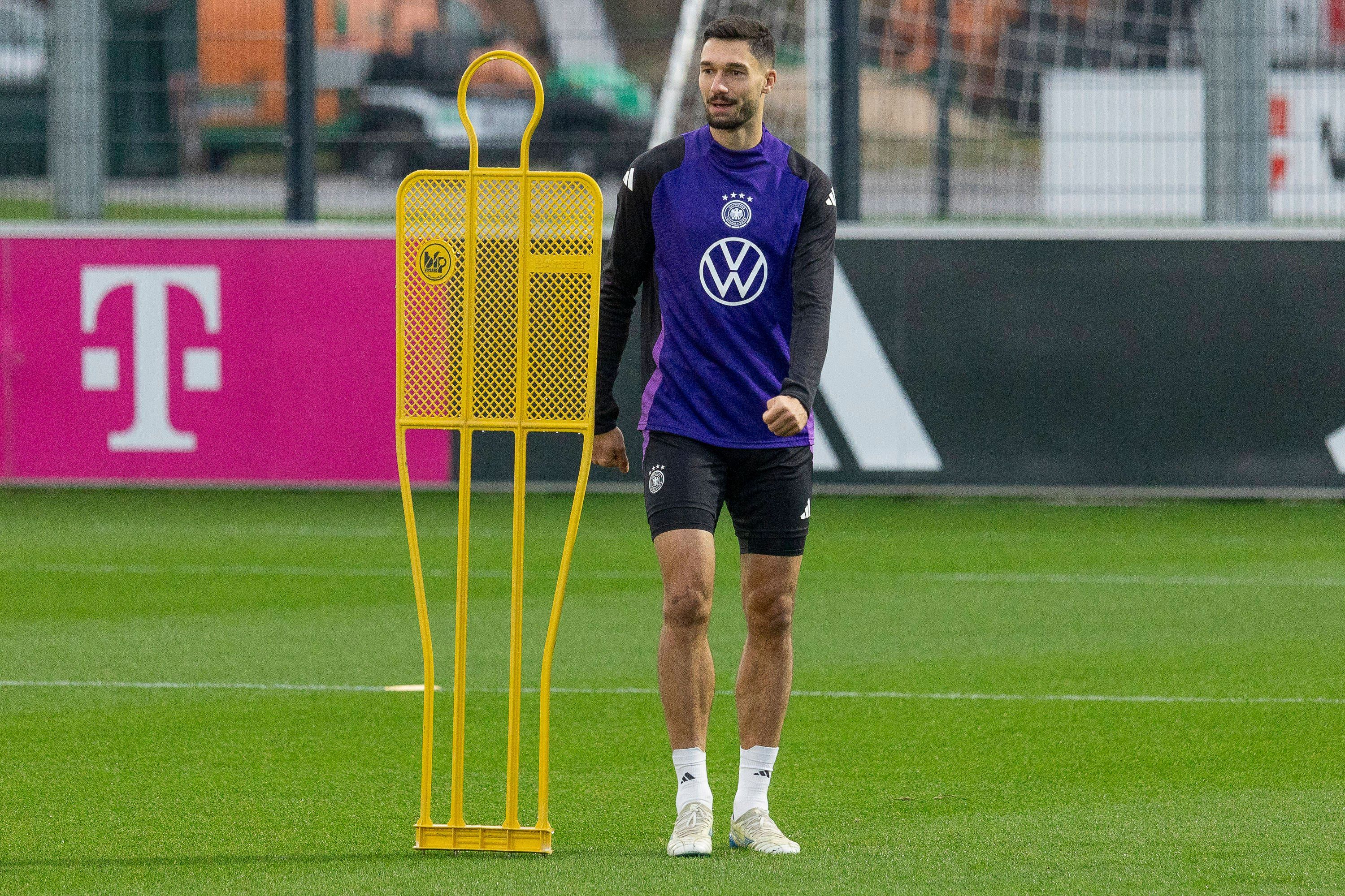 Tim Kleindienst neben einem Trainings-Aufsteller.