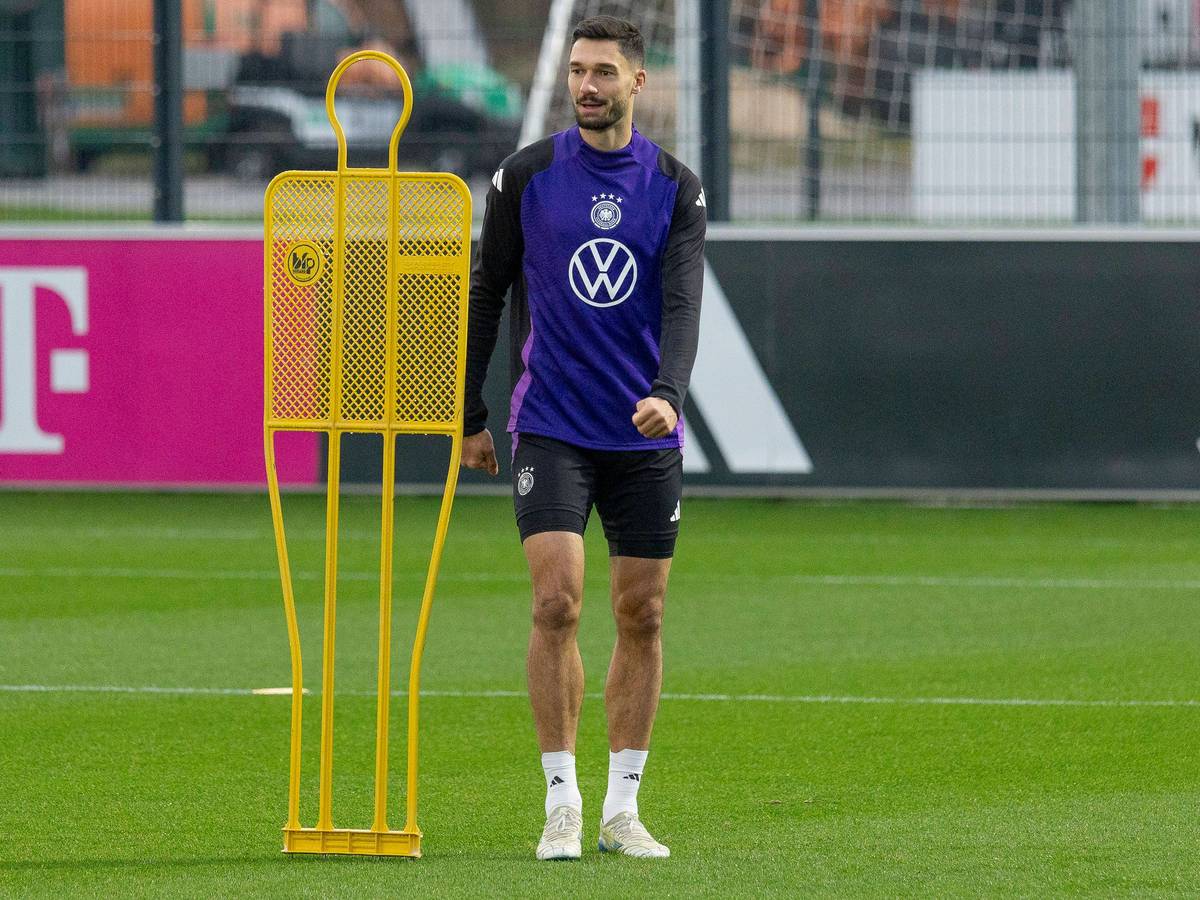Tim Kleindienst neben einem Trainings-Aufsteller.
