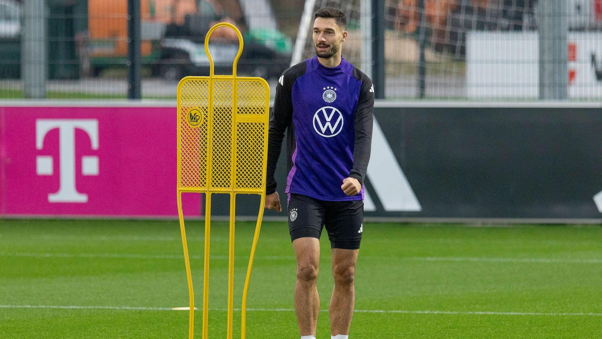 Tim Kleindienst neben einem Trainings-Aufsteller.