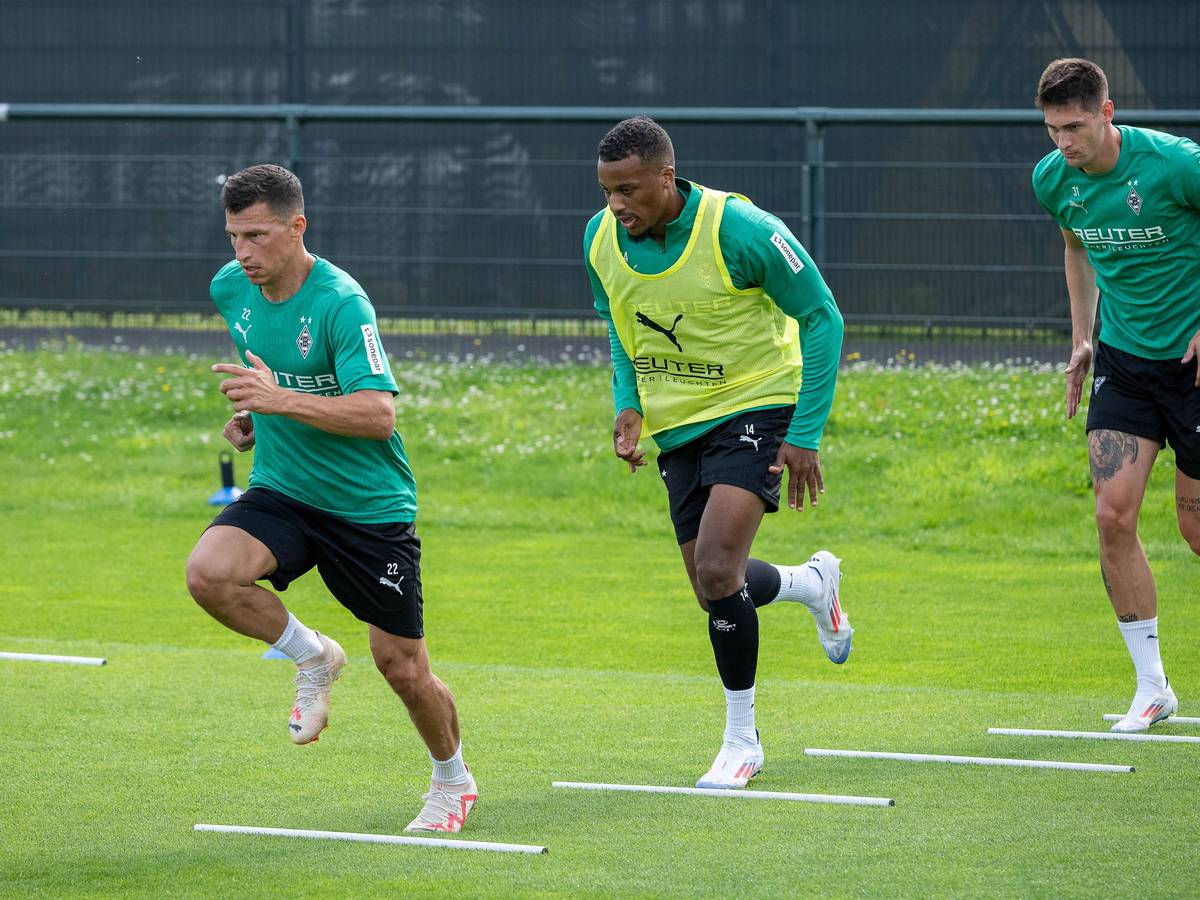 Stefan Lainer, Alassane Plea und Tomas Cvancara bei einer Trainingsübung.