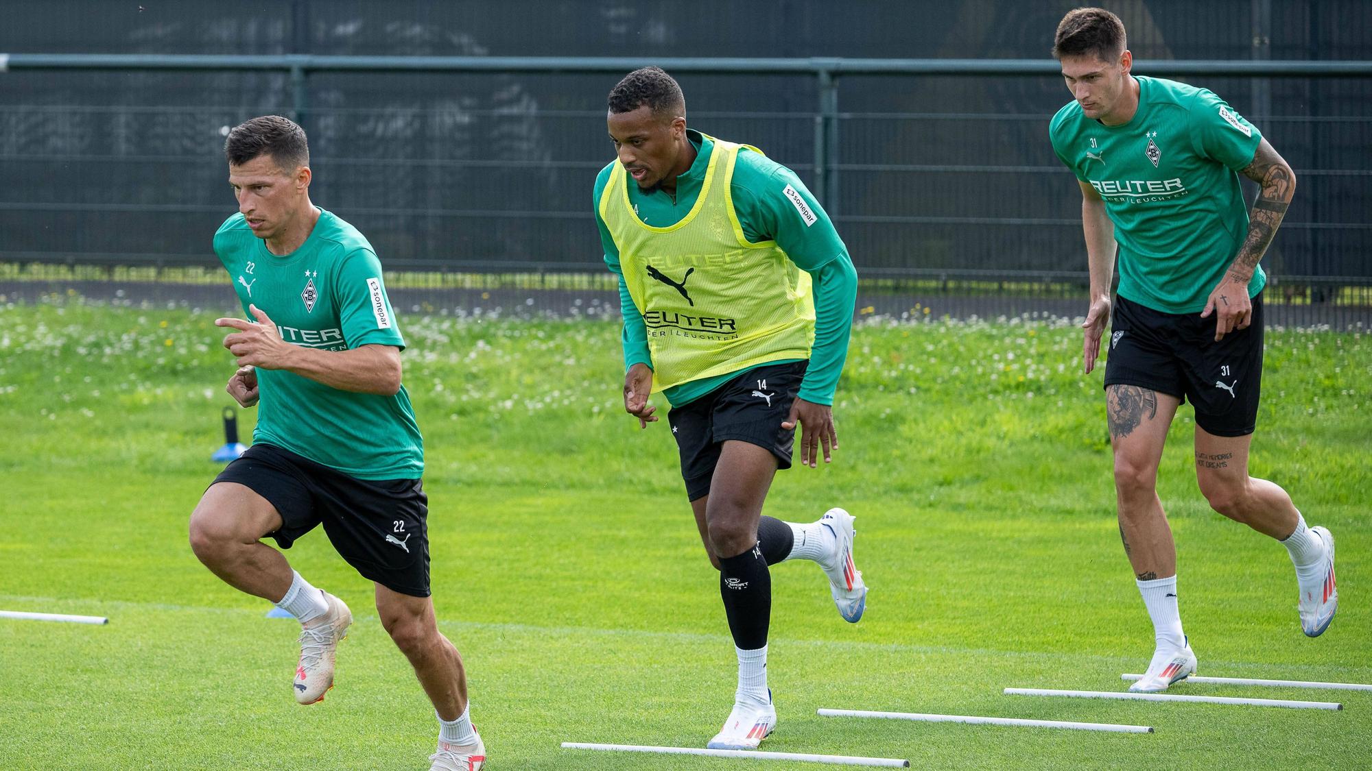 Stefan Lainer, Alassane Plea und Tomas Cvancara bei einer Trainingsübung.