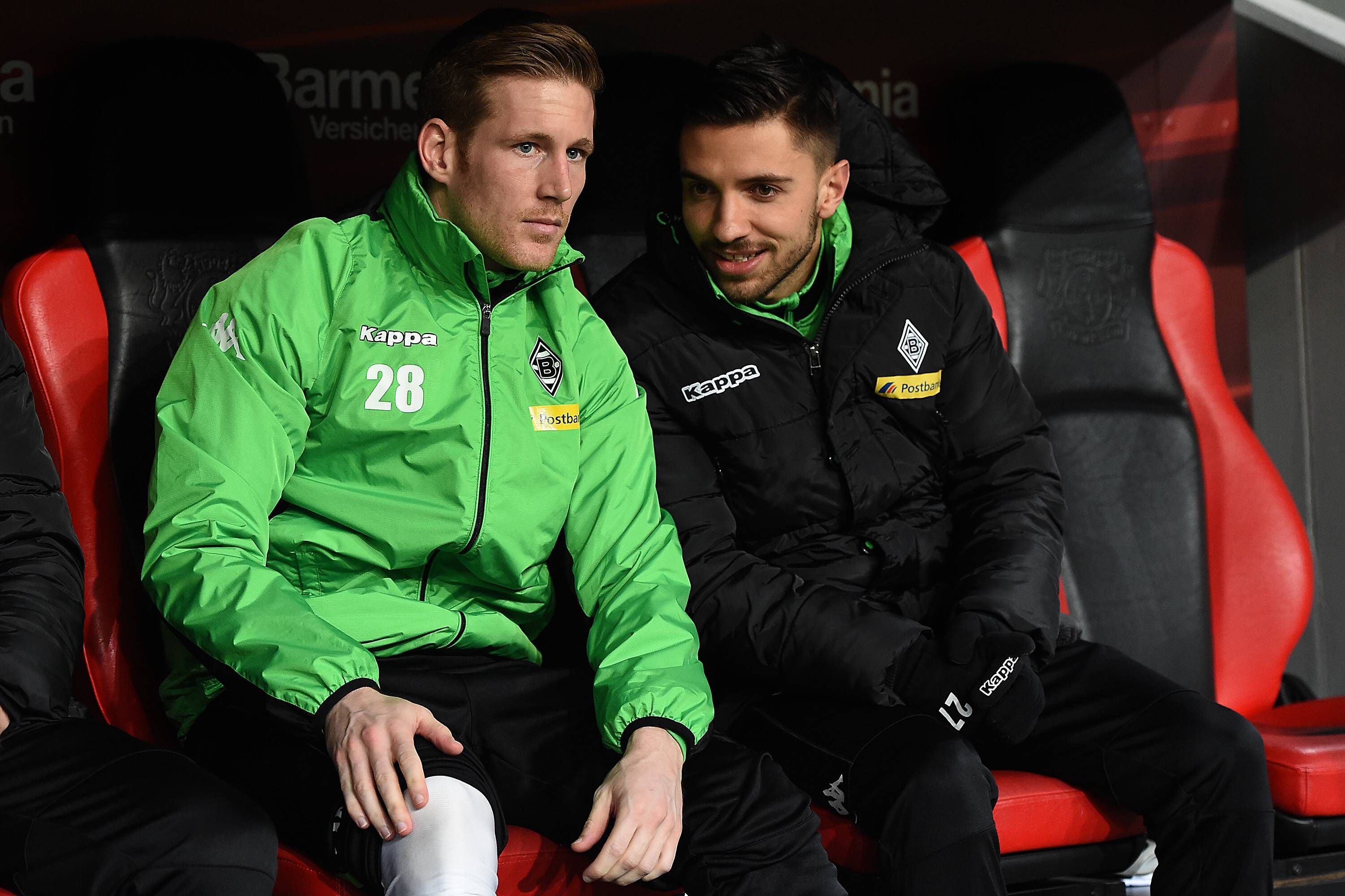 Die Gladbach-Profis André Hahn und Julian Korb unterhalten sich beim Bundesliga-Spiel in Leverkusen auf der Bank.