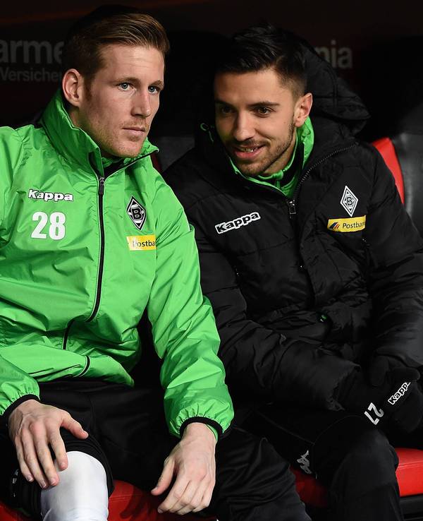 Die Gladbach-Profis André Hahn und Julian Korb unterhalten sich beim Bundesliga-Spiel in Leverkusen auf der Bank.