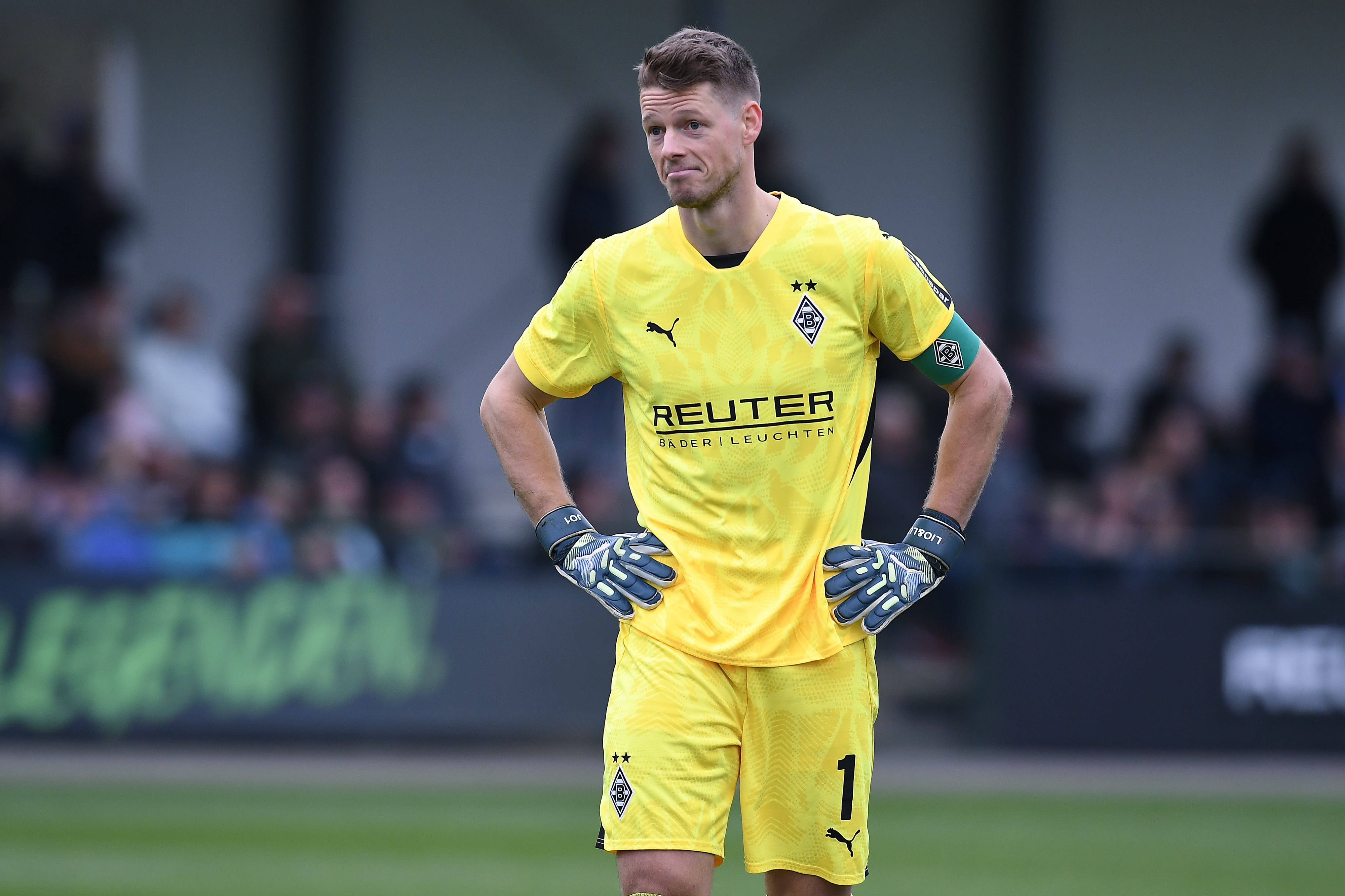 Borussia Mönchengladbachs Keeper Jonas Omlin steht beim Testspiel gegen Preußen Münster auf dem Platz und schaut nachdenklich.