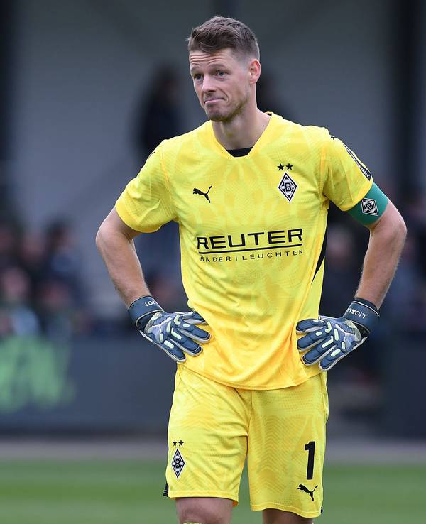 Borussia Mönchengladbachs Keeper Jonas Omlin steht beim Testspiel gegen Preußen Münster auf dem Platz und schaut nachdenklich.