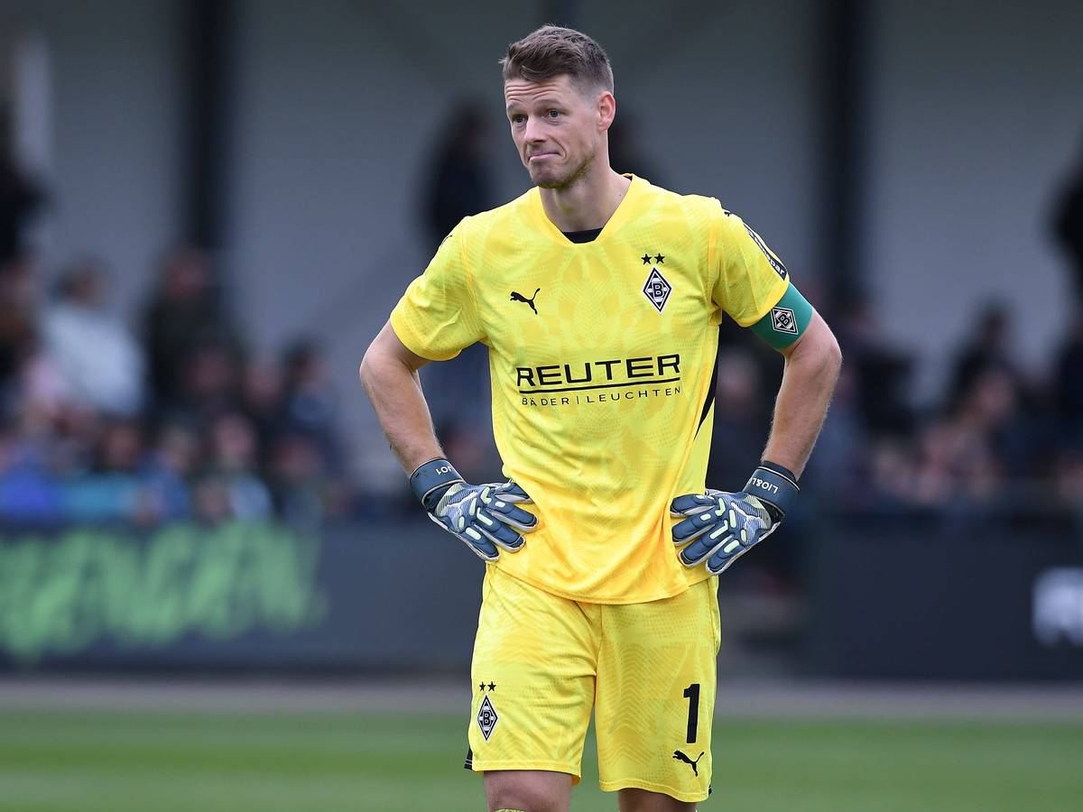Borussia Mönchengladbachs Keeper Jonas Omlin steht beim Testspiel gegen Preußen Münster auf dem Platz und schaut nachdenklich.