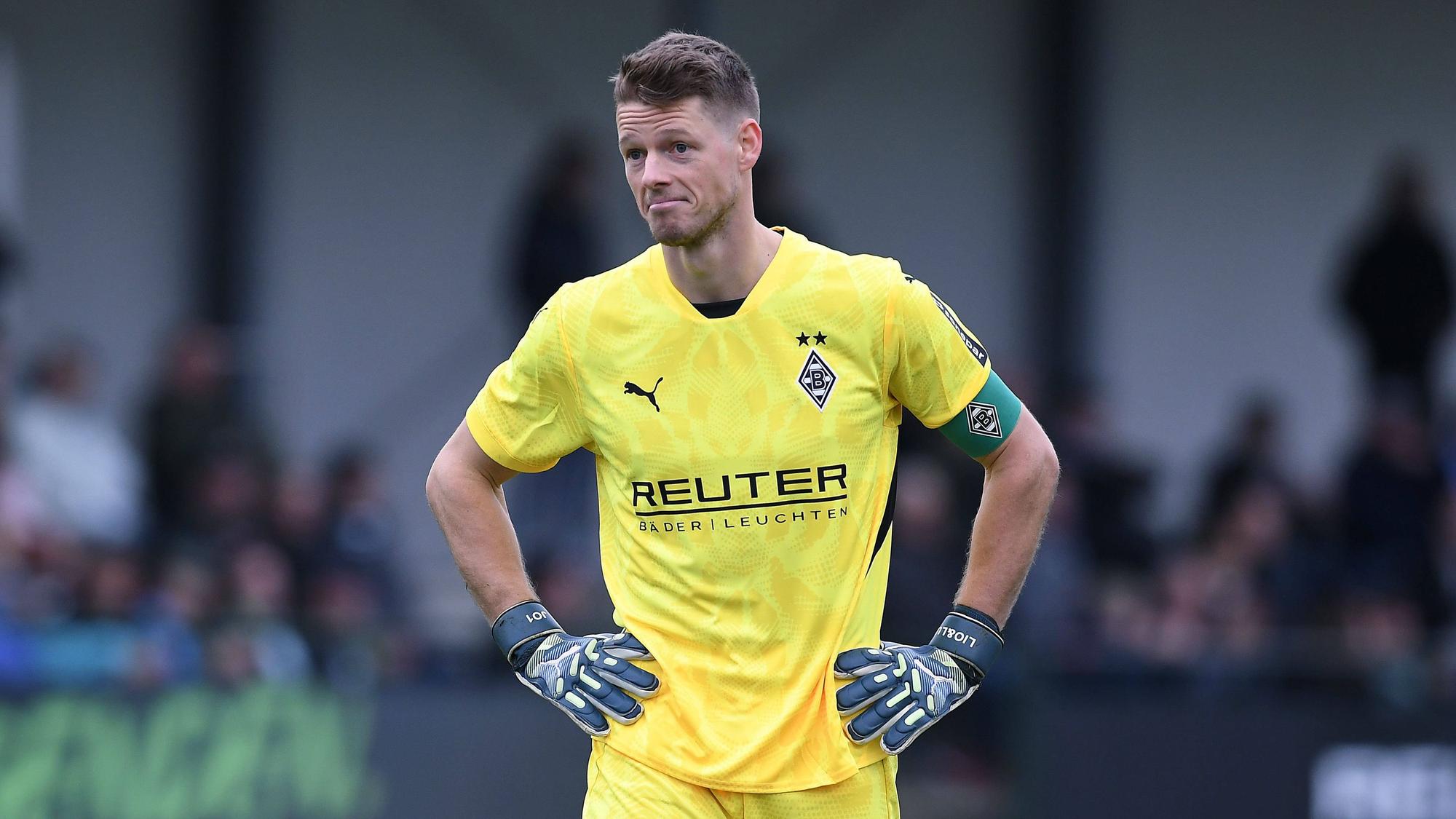 Borussia Mönchengladbachs Keeper Jonas Omlin steht beim Testspiel gegen Preußen Münster auf dem Platz und schaut nachdenklich.