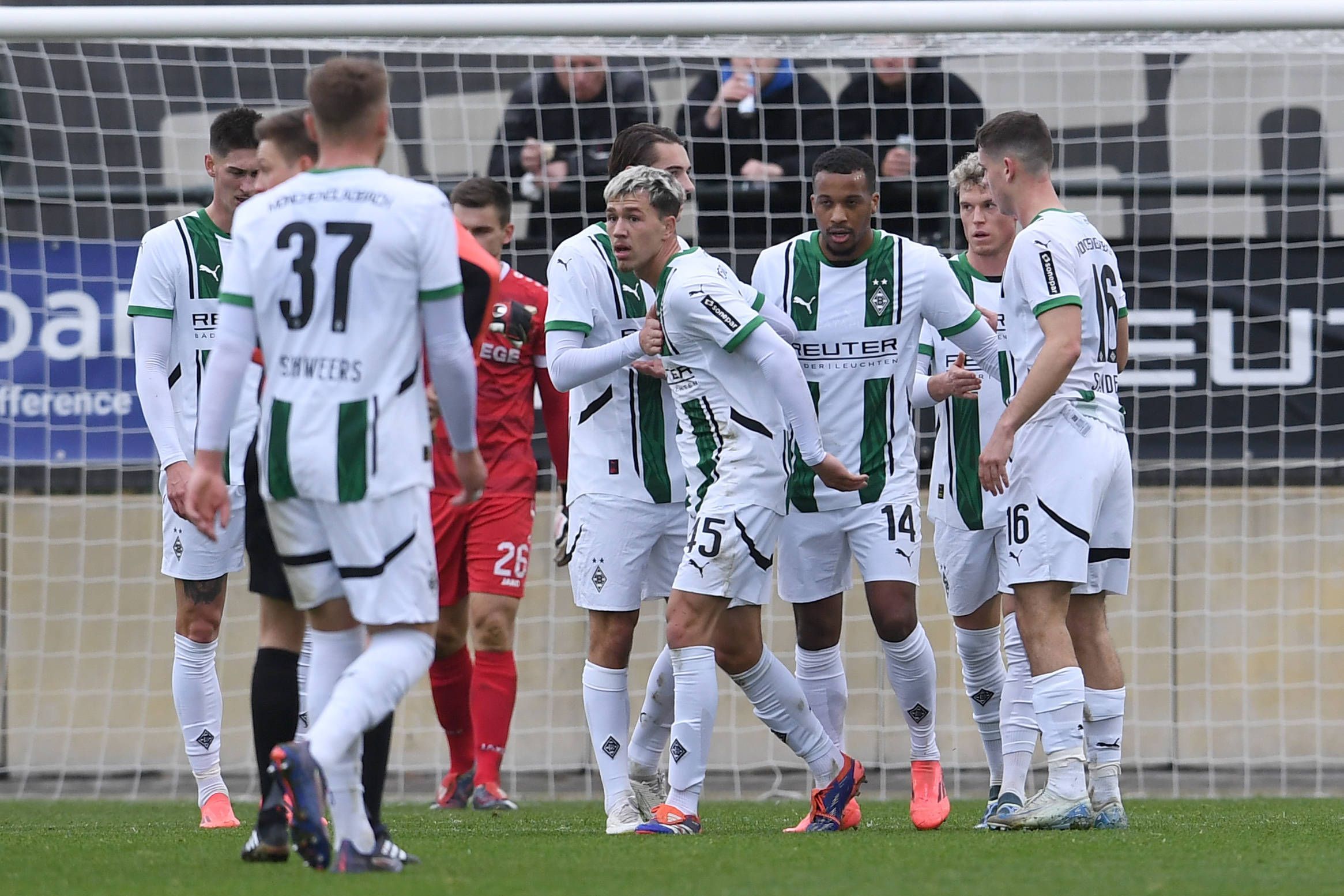 Borussia Mönchengladbachs Noah Pesch jubelt im Testspiel gegen Preußen Münster mit seinen Teamkollegen über sein Tor.
