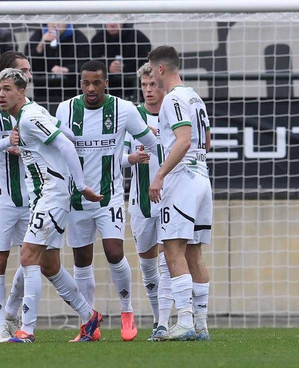 Borussia Mönchengladbachs Noah Pesch jubelt im Testspiel gegen Preußen Münster mit seinen Teamkollegen über sein Tor.