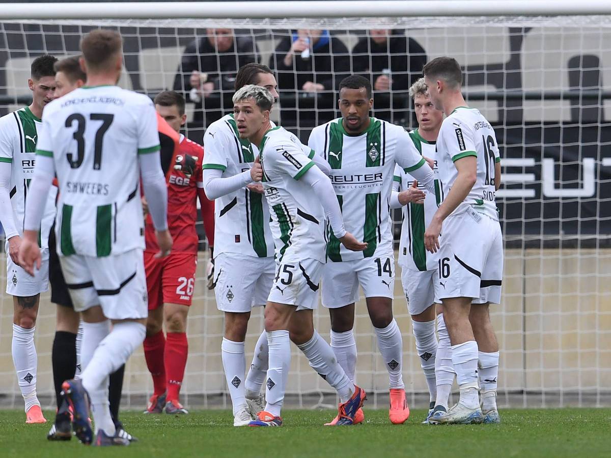 Borussia Mönchengladbachs Noah Pesch jubelt im Testspiel gegen Preußen Münster mit seinen Teamkollegen über sein Tor.
