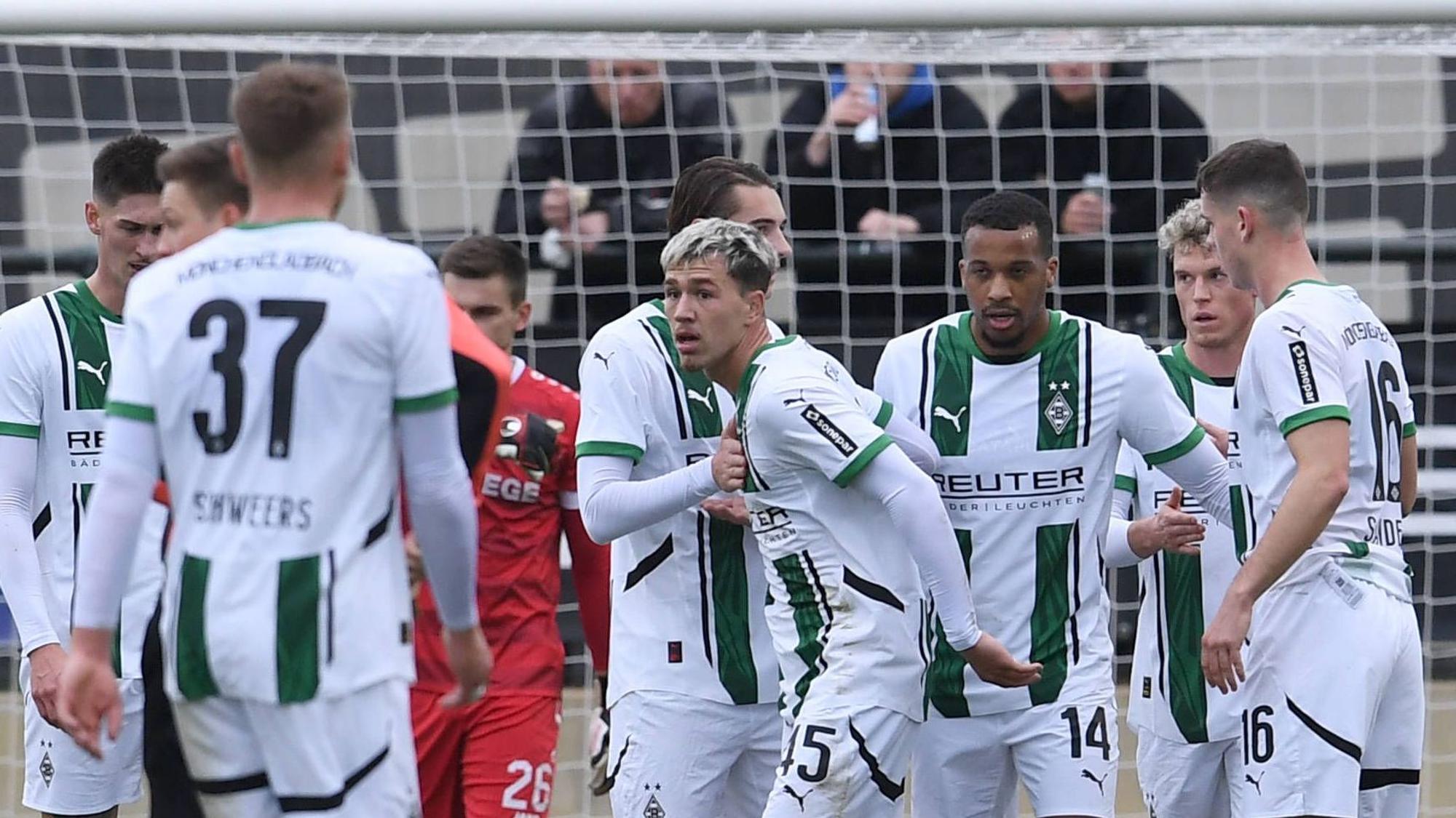 Borussia Mönchengladbachs Noah Pesch jubelt im Testspiel gegen Preußen Münster mit seinen Teamkollegen über sein Tor.
