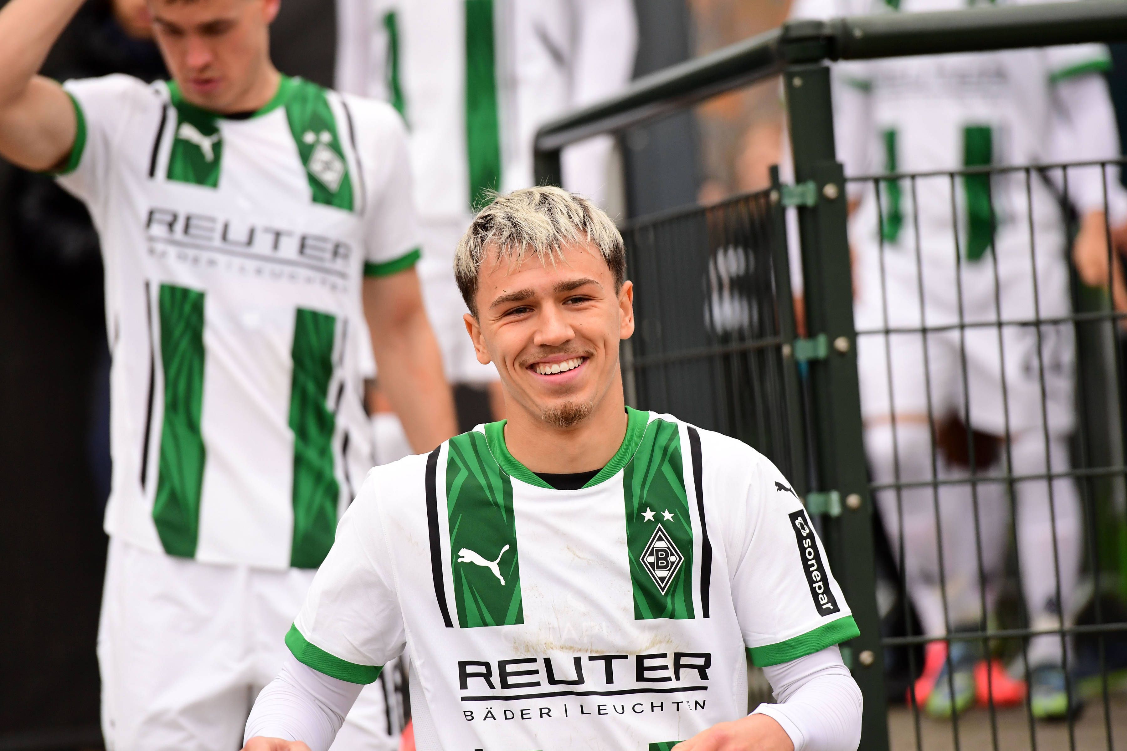 Noah Pesch lacht vor dem Testspiel gegen Preußen Münster.