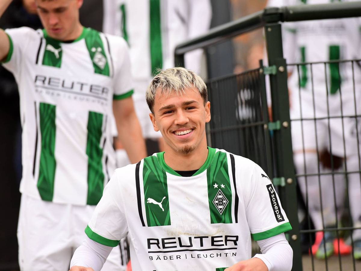Noah Pesch lacht vor dem Testspiel gegen Preußen Münster.