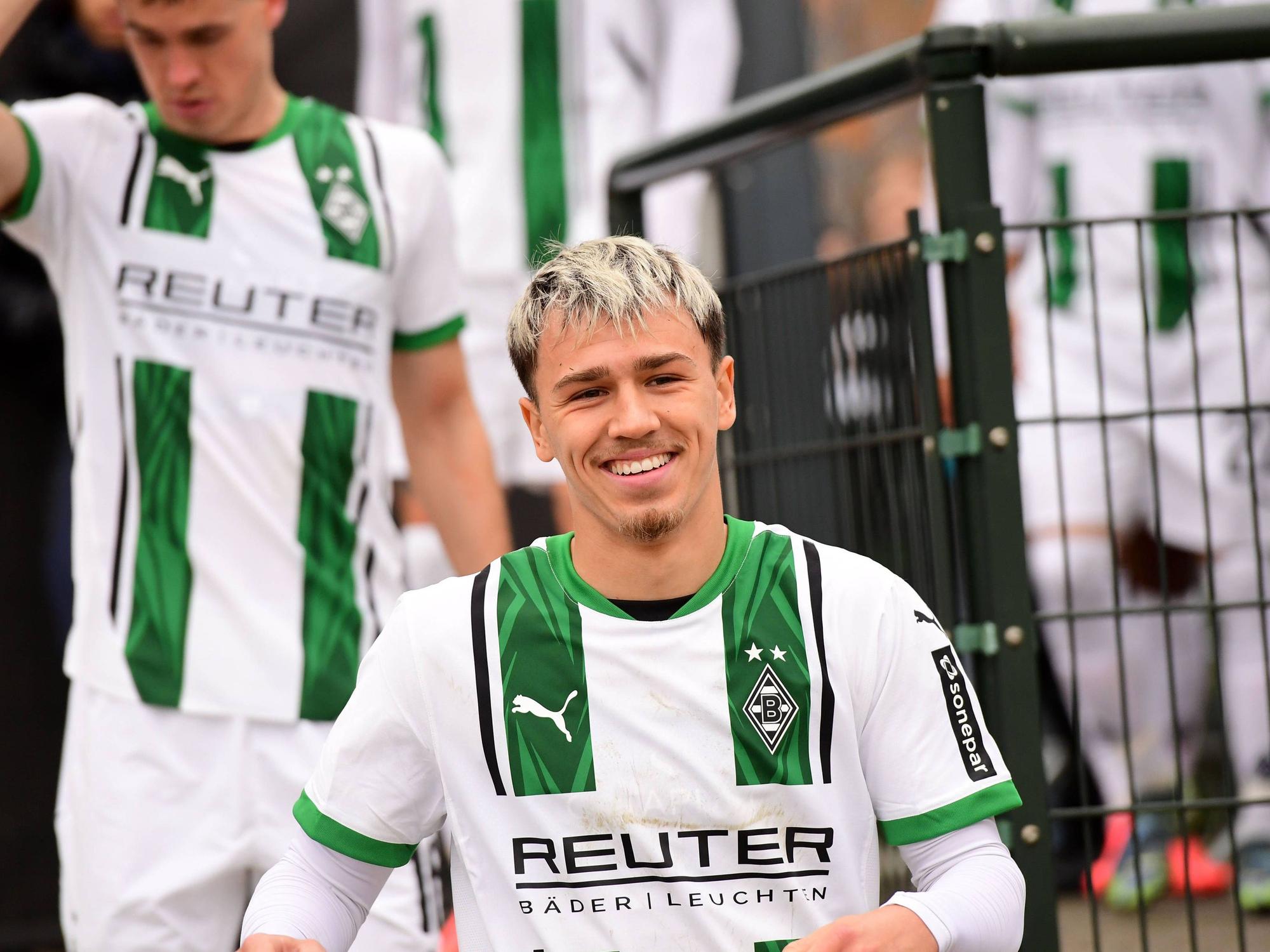 Noah Pesch lacht vor dem Testspiel gegen Preußen Münster.