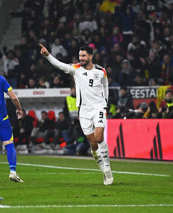 Tim Kleindienst jubelt bei der DFB-Gala gegen Bosnien über seinen Treffer zum 7:0.