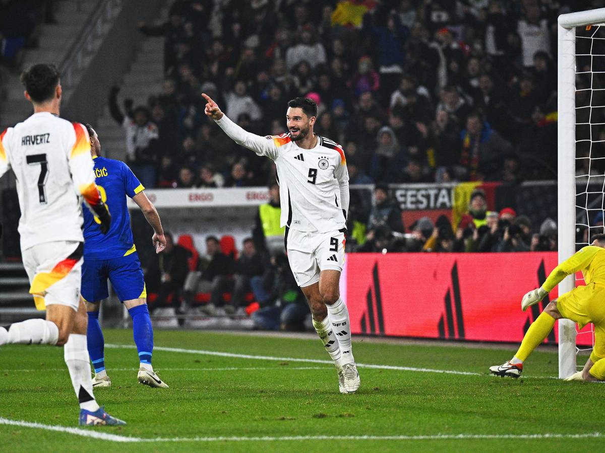 Tim Kleindienst jubelt bei der DFB-Gala gegen Bosnien über seinen Treffer zum 7:0.