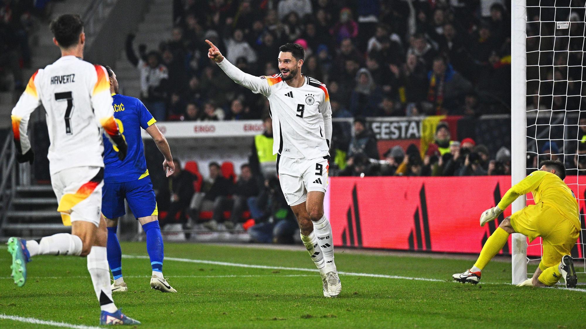 Tim Kleindienst jubelt bei der DFB-Gala gegen Bosnien über seinen Treffer zum 7:0.