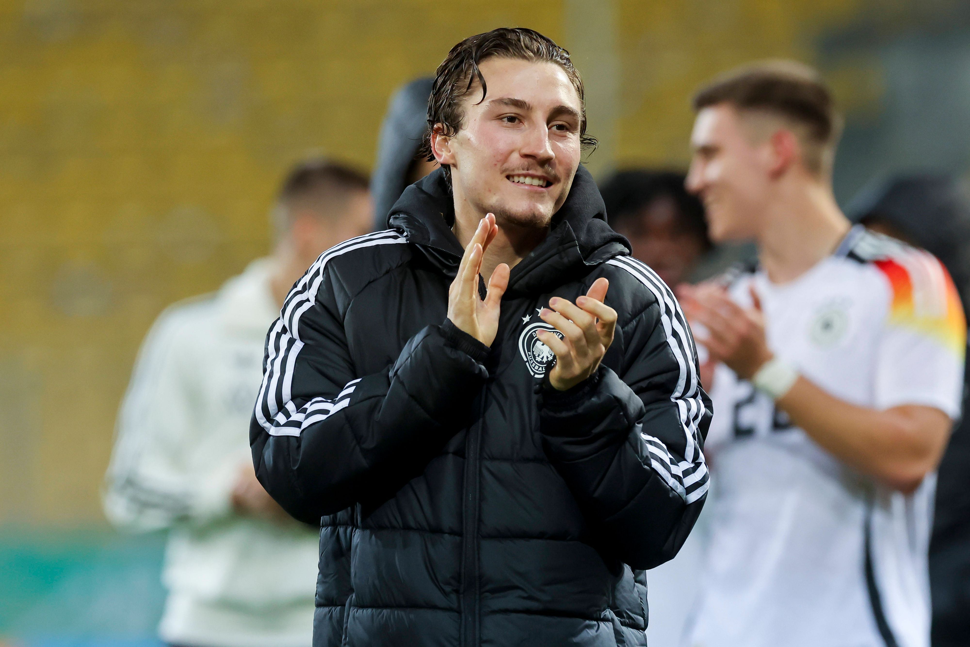 Rocco Reitz klatscht nach dem Freundschaftsspiel zu den Fans.