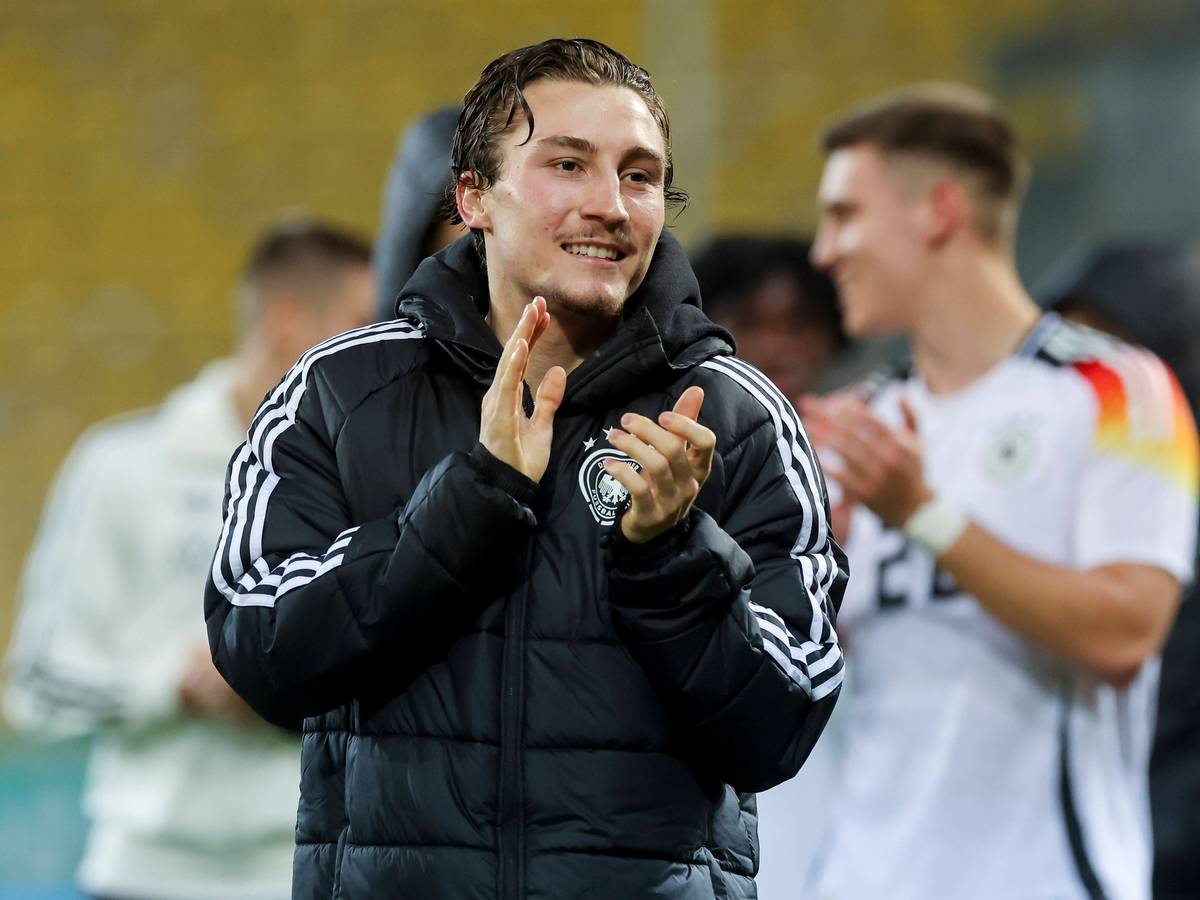 Rocco Reitz klatscht nach dem Freundschaftsspiel zu den Fans.