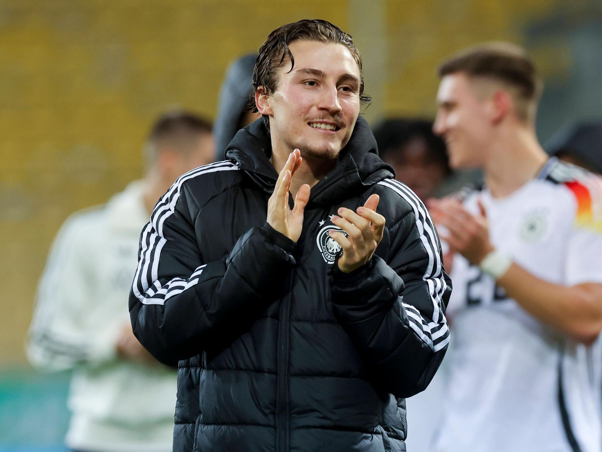 Rocco Reitz klatscht nach dem Freundschaftsspiel zu den Fans.