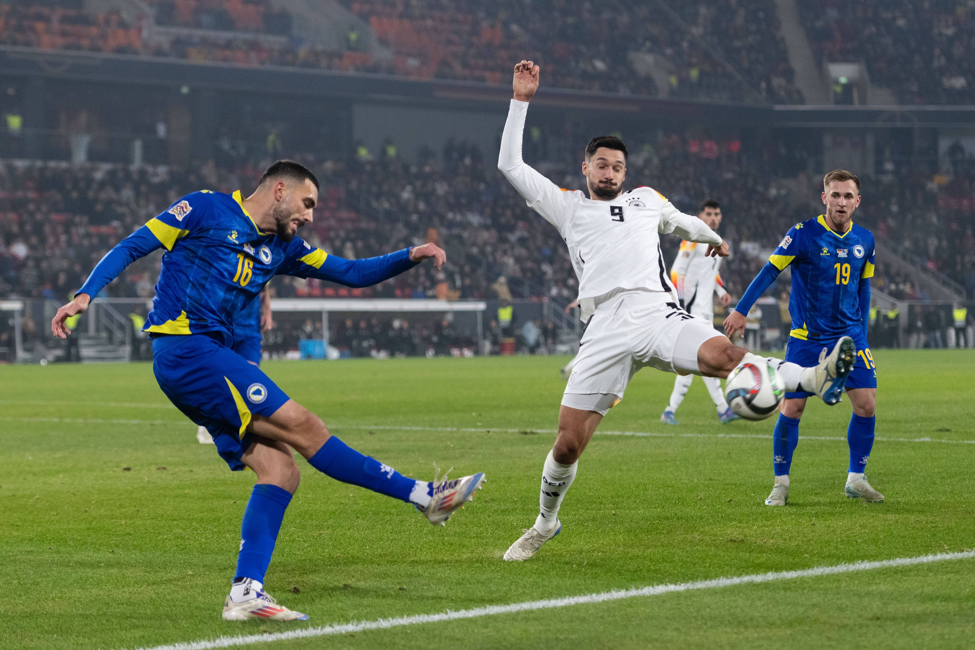 Tim Kleindienst blockt einen Schuss von Adrian Leon Barisic.
