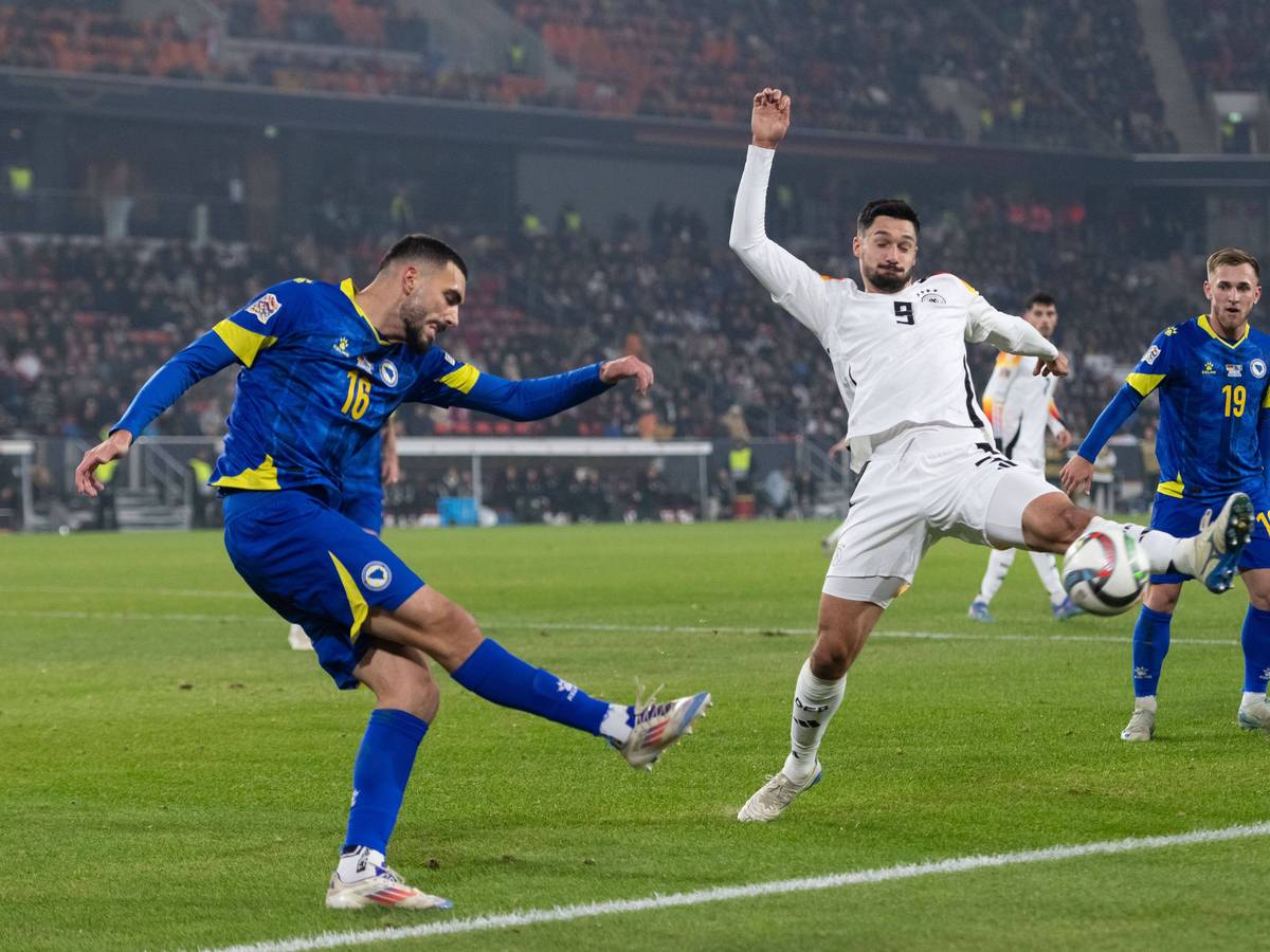 Tim Kleindienst blockt einen Schuss von Adrian Leon Barisic.