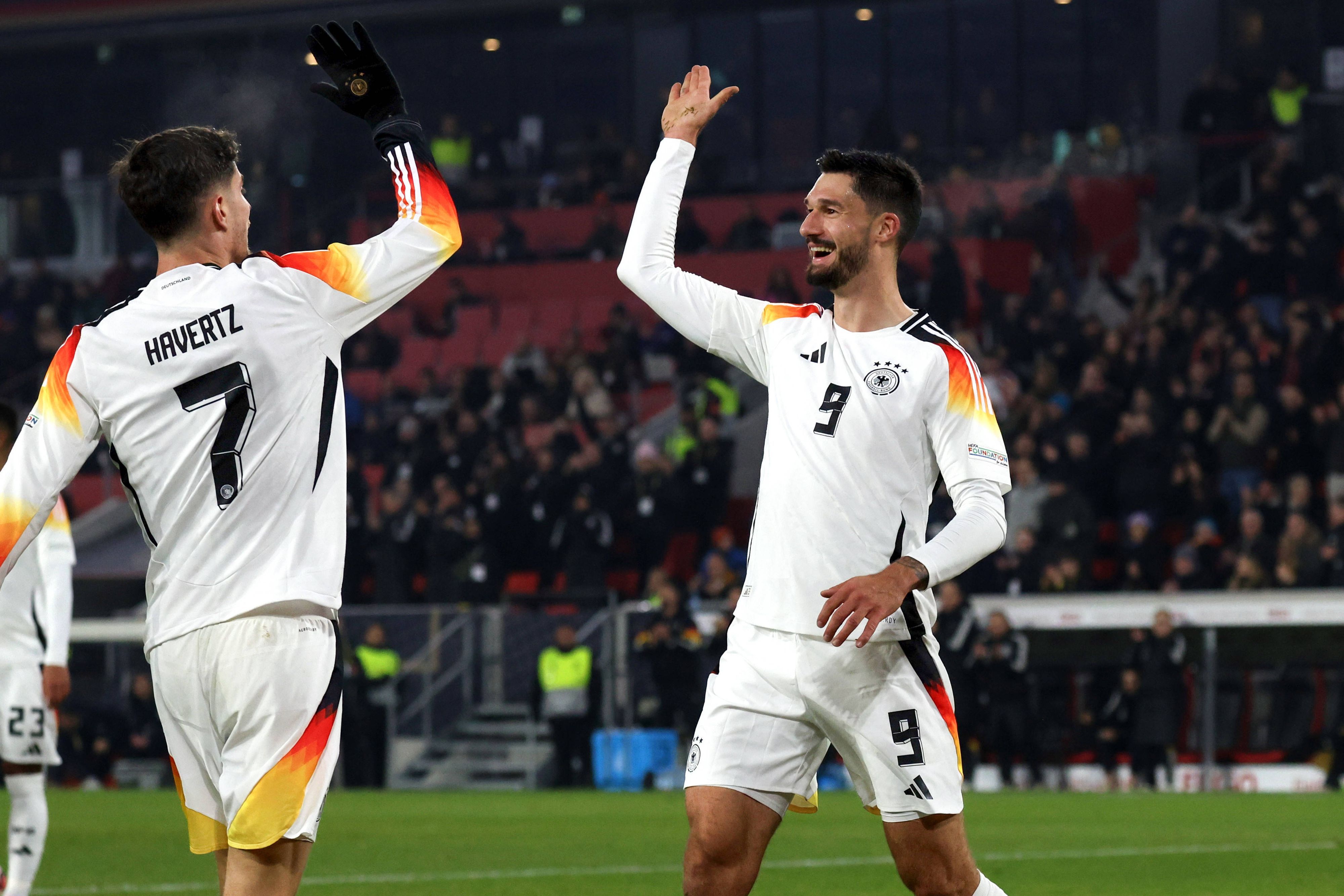 Tim Kleindienst klatscht mit Kai Havertz ab.