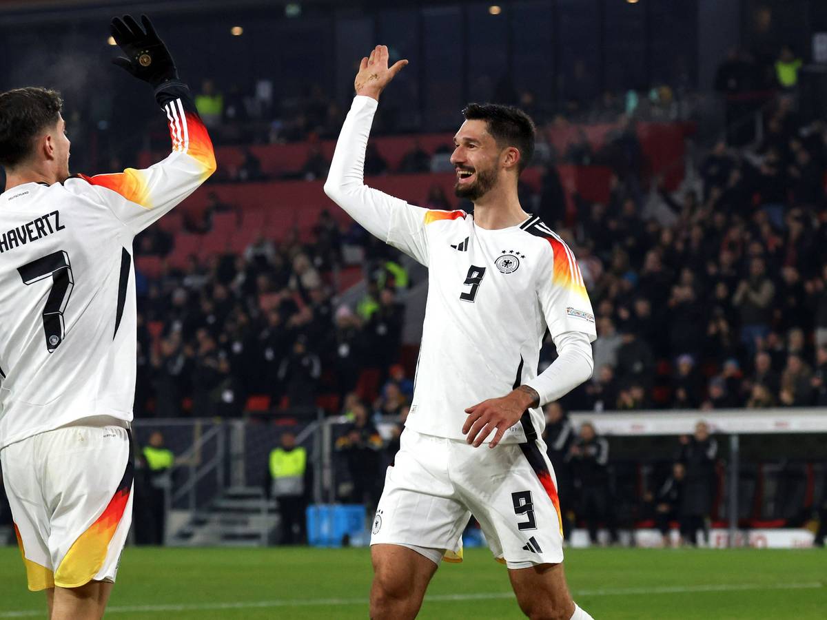 Tim Kleindienst klatscht mit Kai Havertz ab.