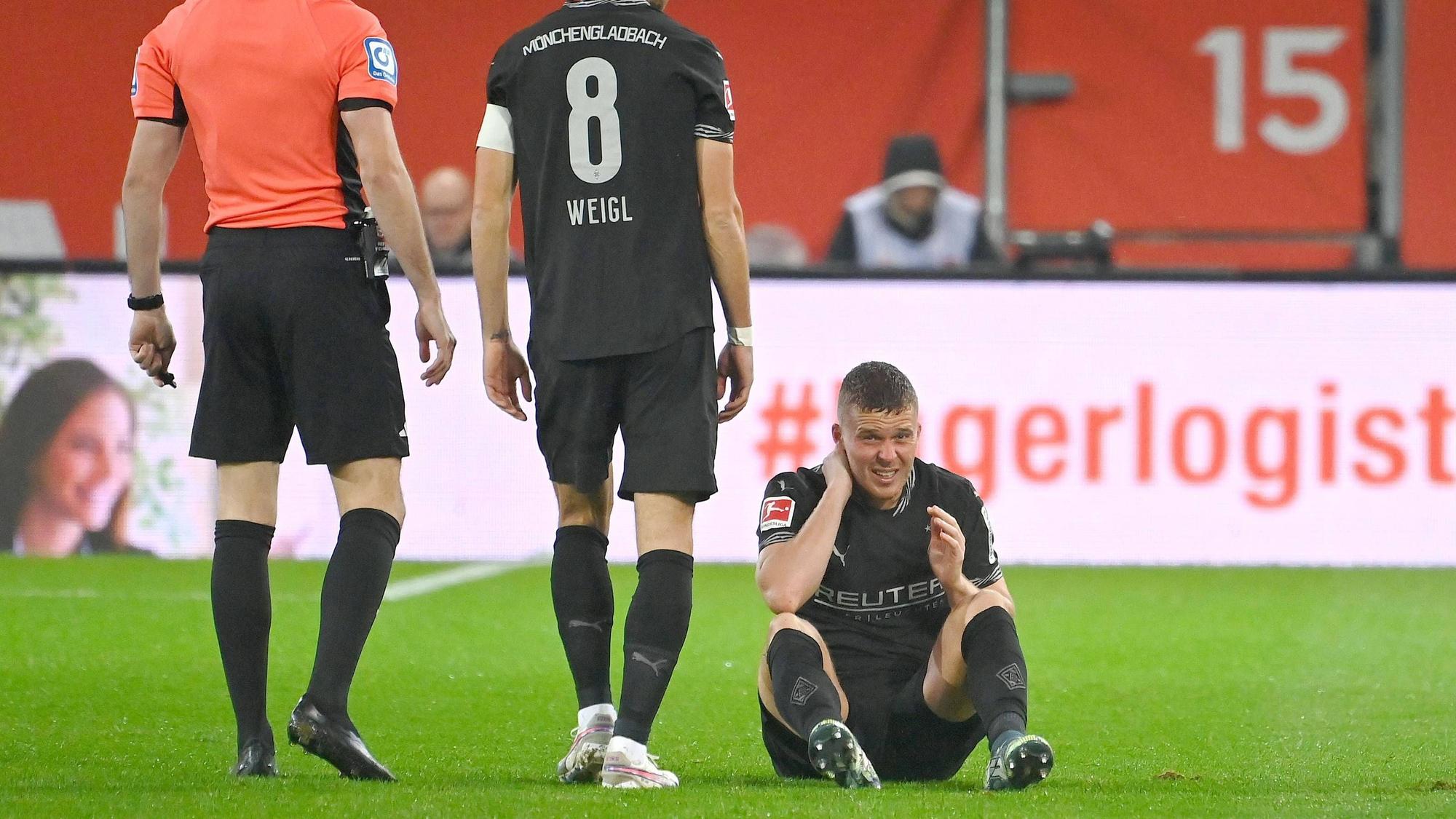 Nico Elvedi hält sich schmerzverzerrt den Nacken.