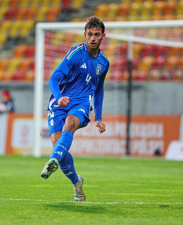 Borussia Mönchengladbachs Fabio Chiarodia passt den Ball im U20-Spiel in Polen.
