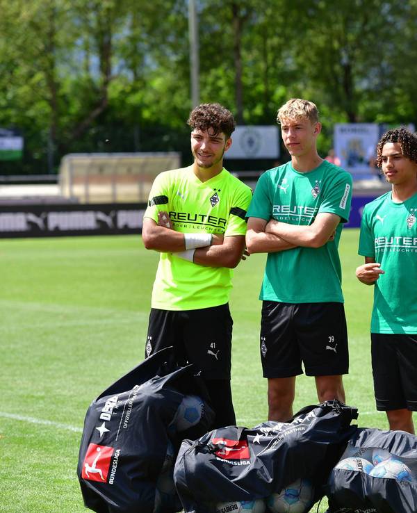 Borussia Mönchengladbachs U19-Spieler Tiago Pereira Cardoso, Niklas Swider und Kilian Sauck stehen nebeneinander auf dem Trainingsplatz und posieren für ein Foto.