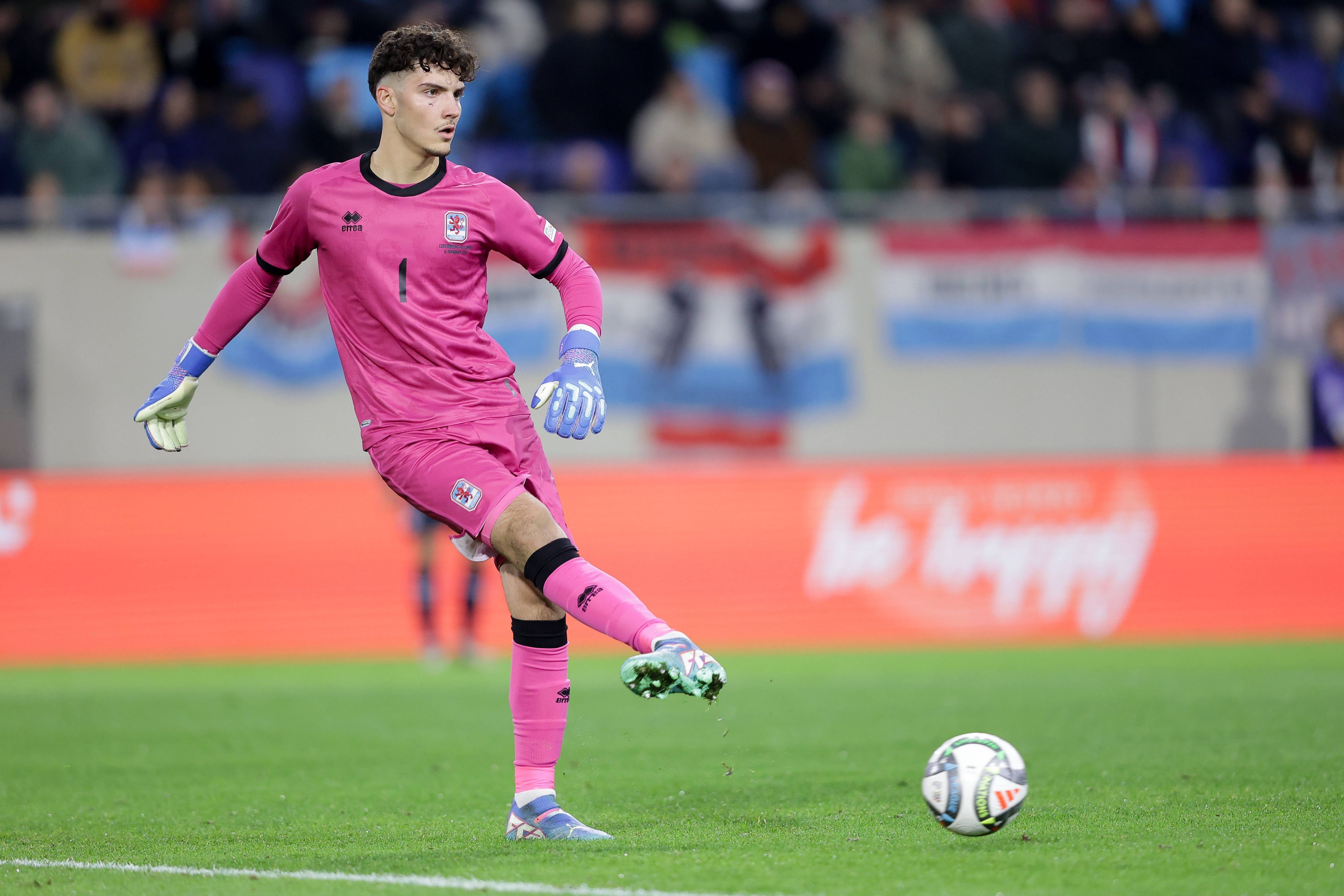 Luxemburgs Tiago Pereira Cardoso passt den Ball im Nations-League-Spiel gegen Bulgarien zu einem Mitspieler.
