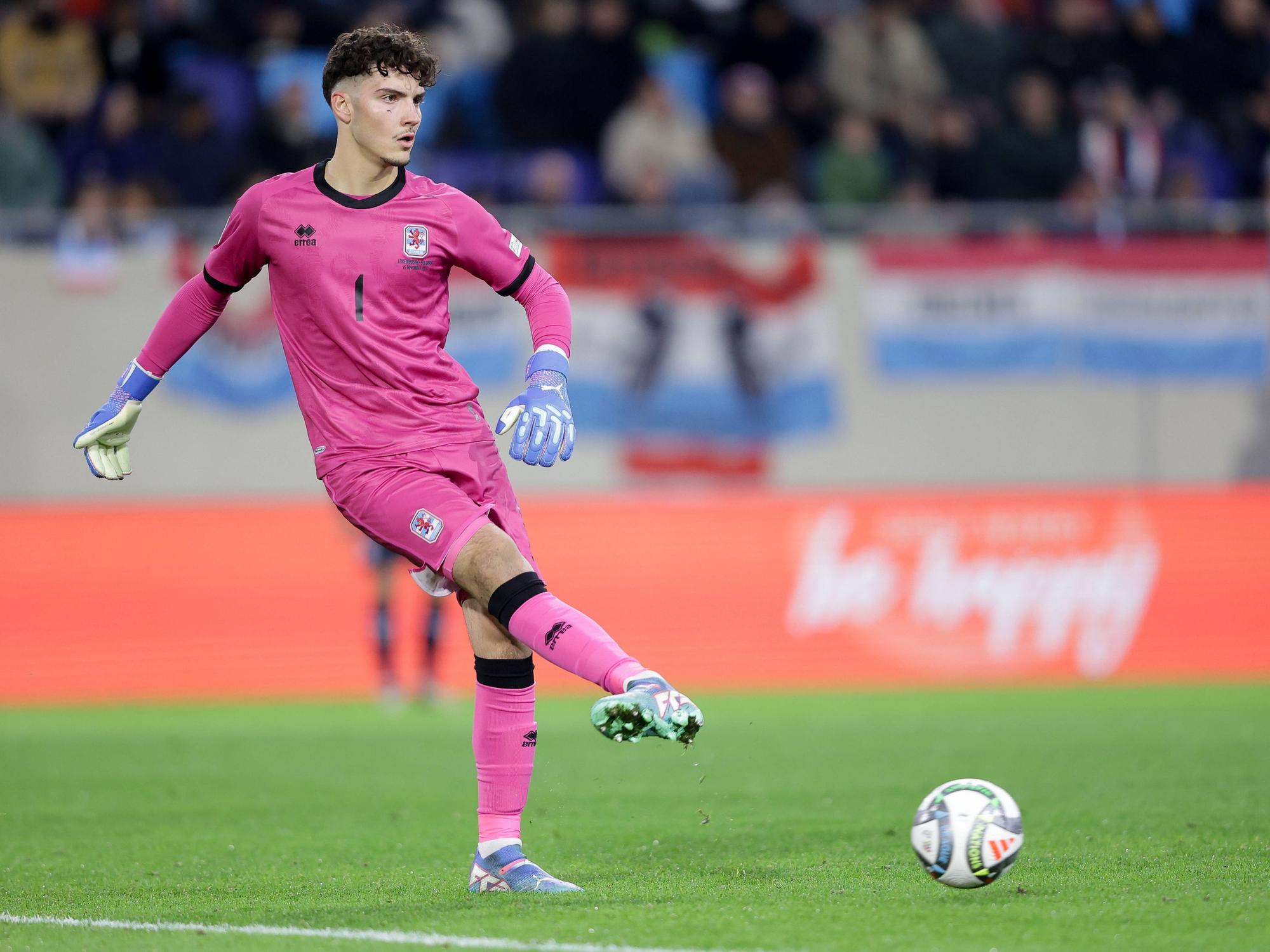 Luxemburgs Tiago Pereira Cardoso passt den Ball im Nations-League-Spiel gegen Bulgarien zu einem Mitspieler.