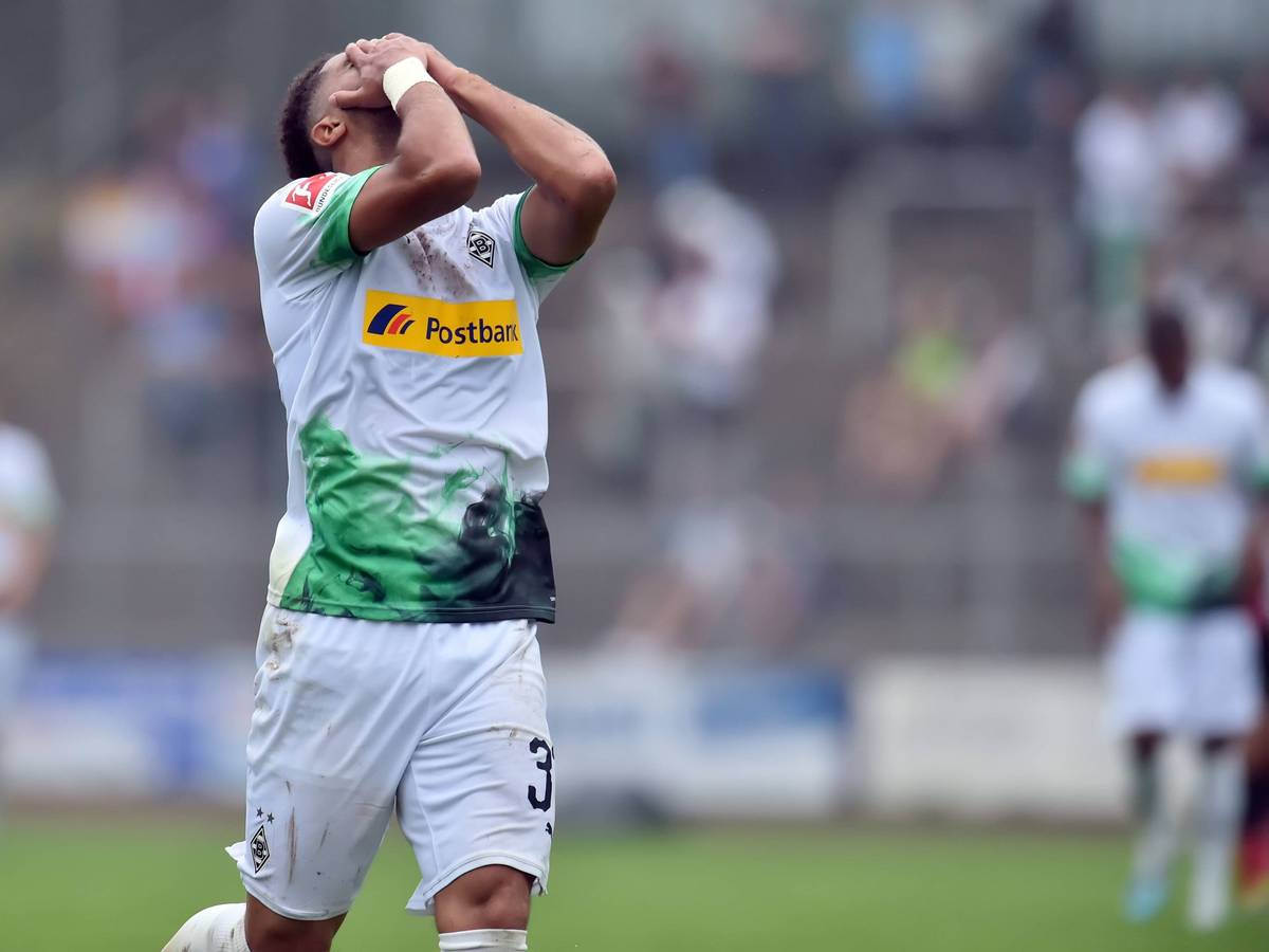 Keanan Bennetts schlägt sich die Hände vor dem Gesicht zusammen.