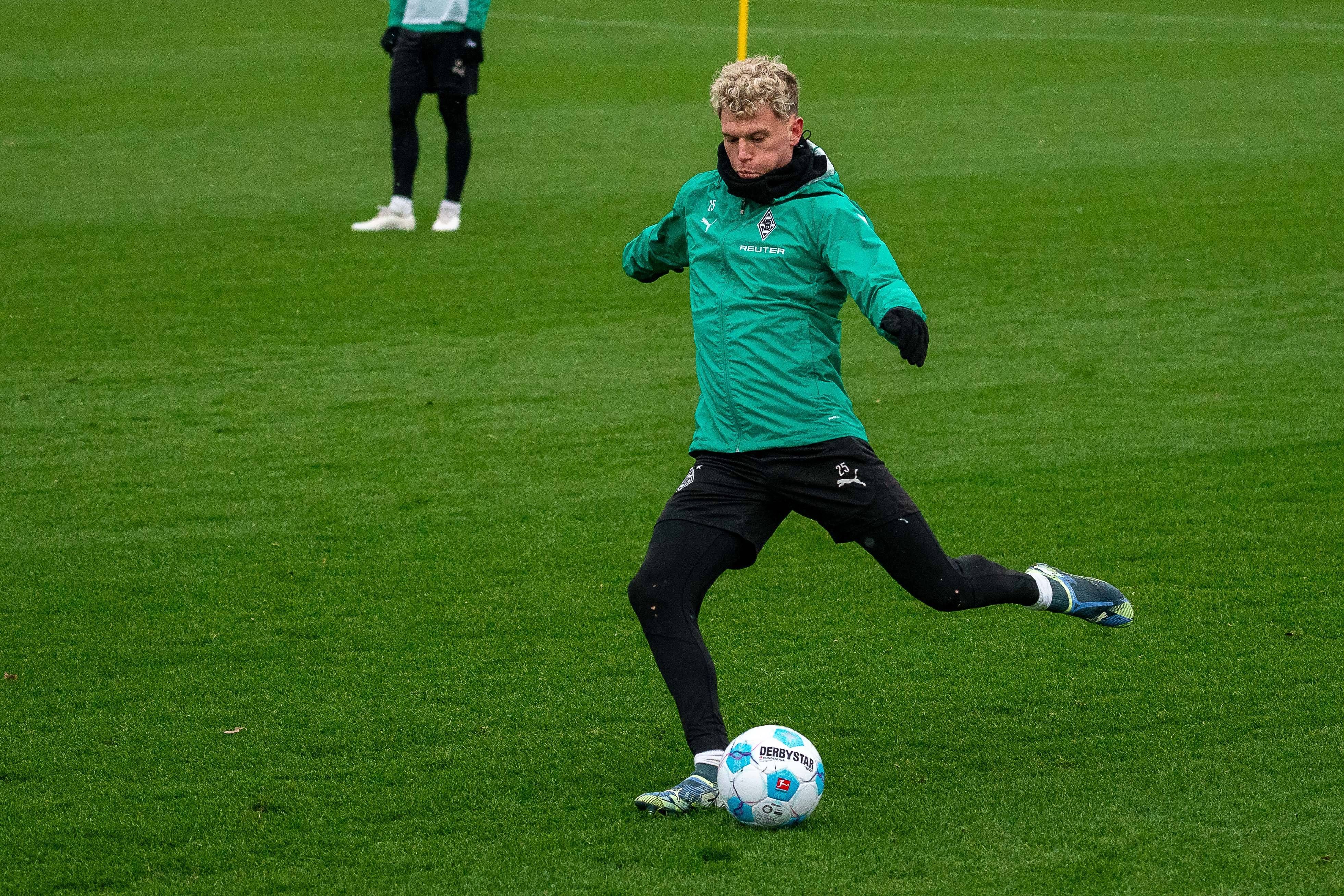 Robin Hack schießt einen Ball im Training.
