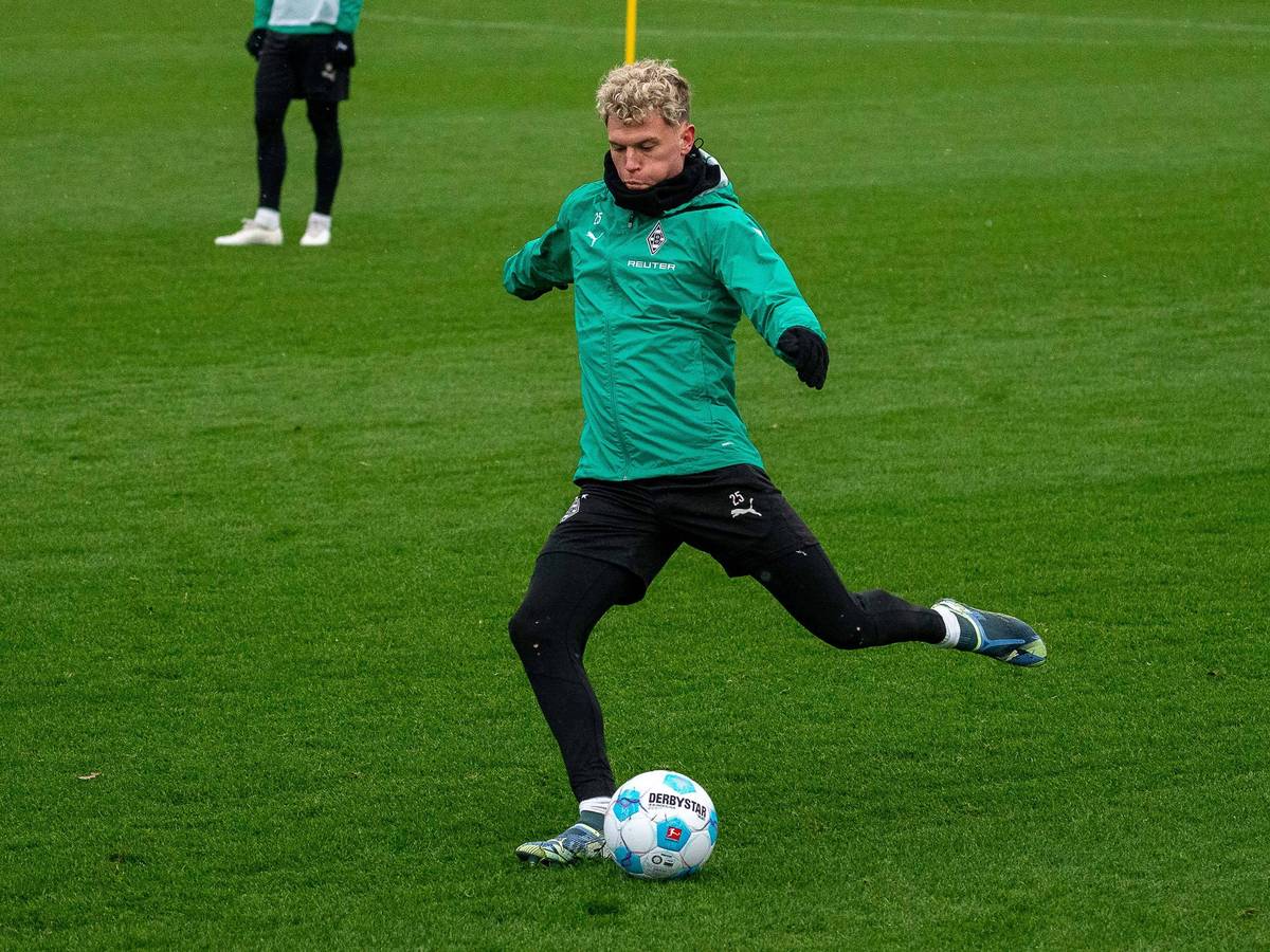 Robin Hack schießt einen Ball im Training.