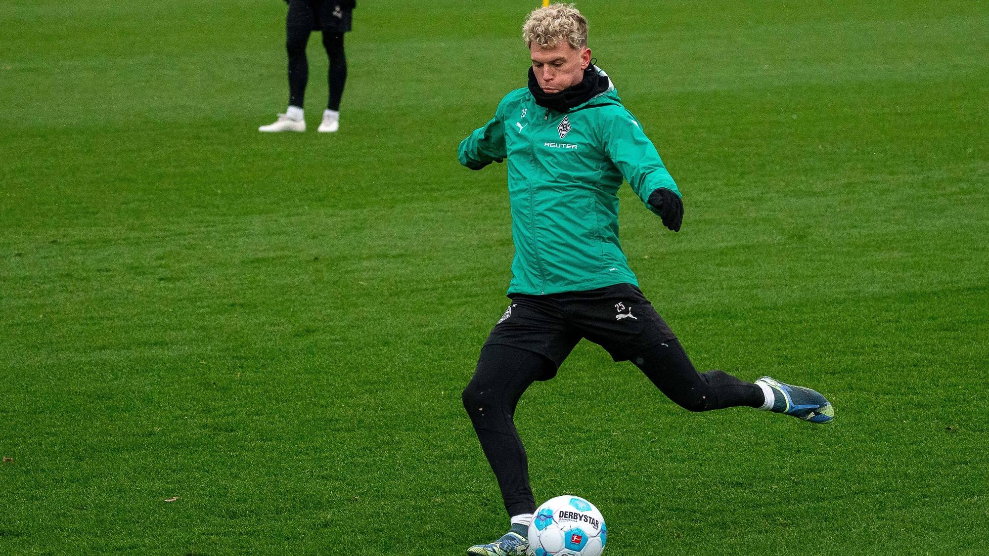 Robin Hack schießt einen Ball im Training.