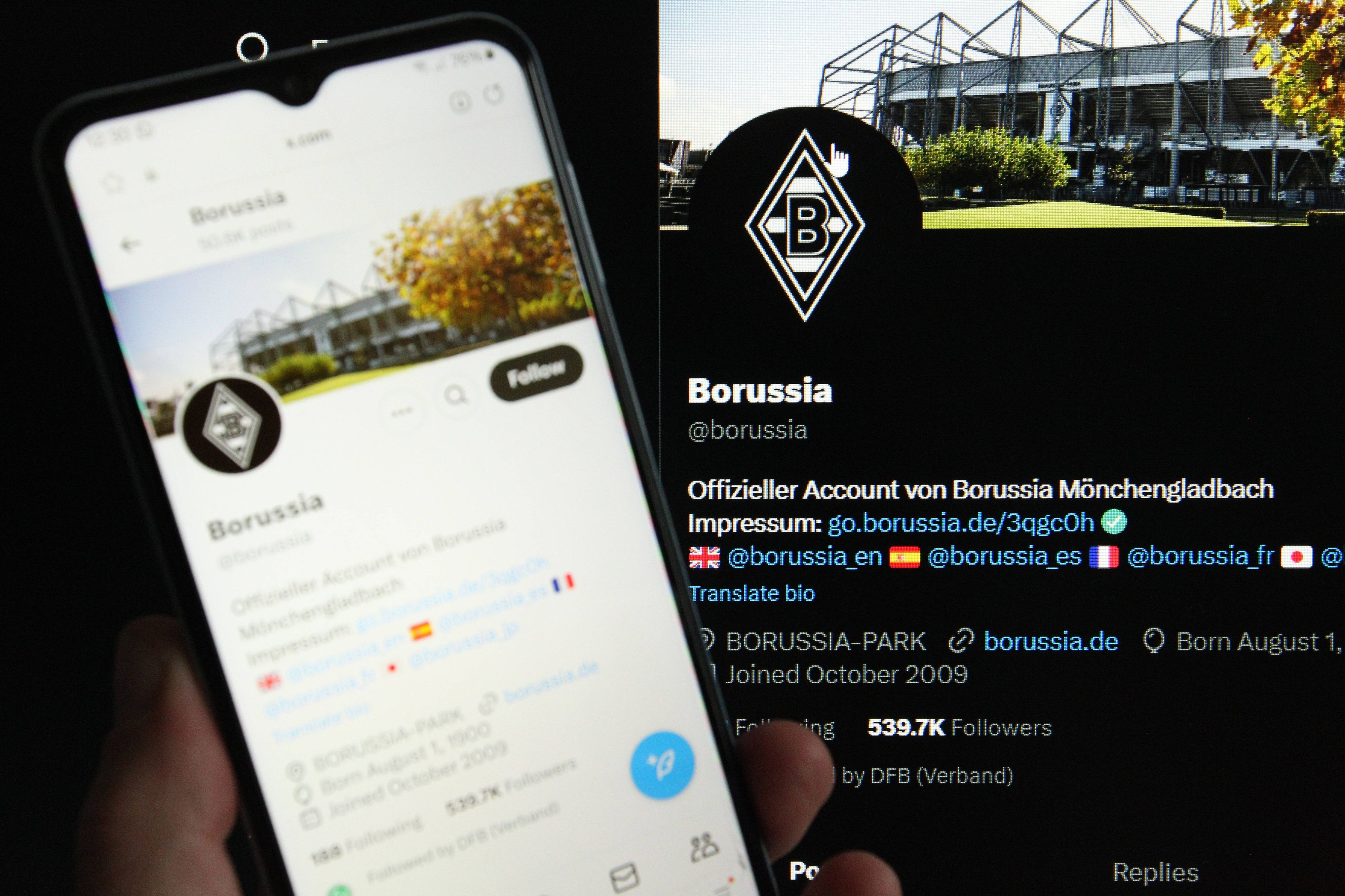 Ein Handy und ein Laptop mit der X-Seite von Borussia Mönchengladbach.