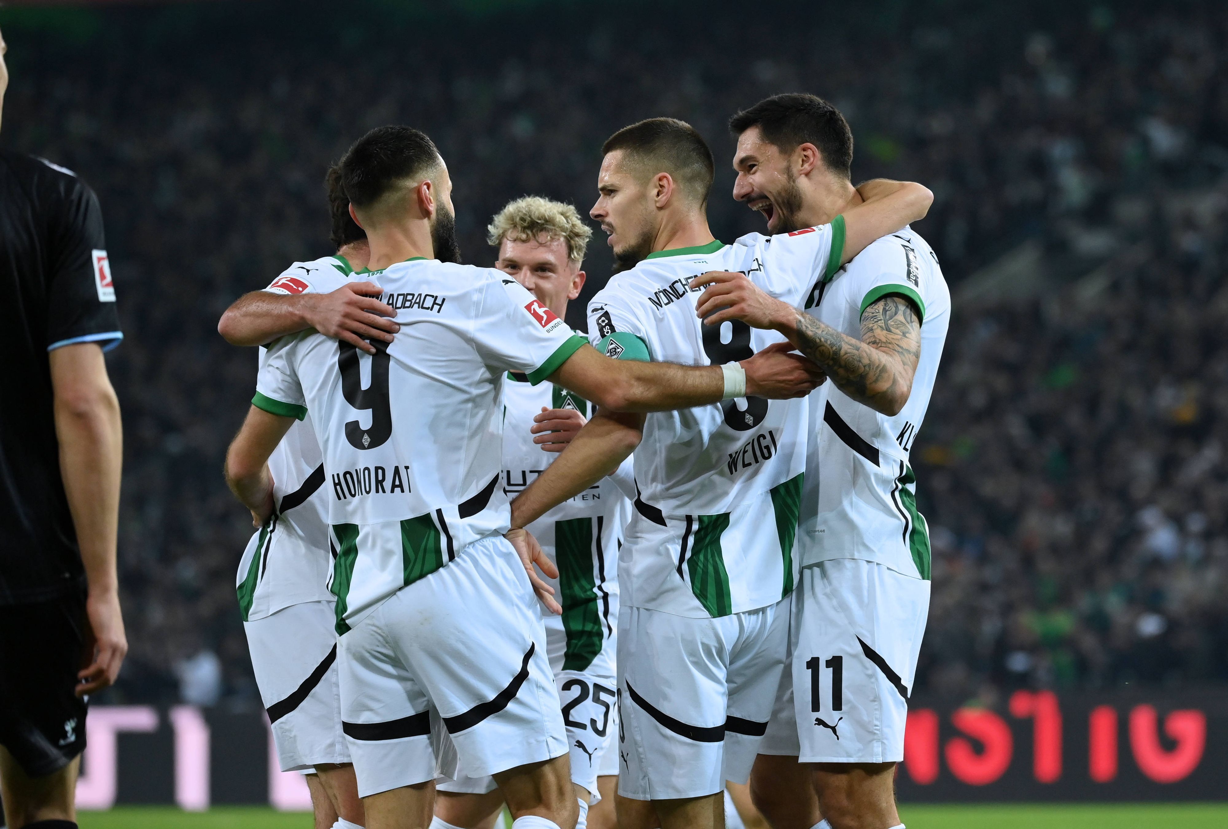 Die Gladbach-Spieler jubeln im Bundesliga-Heimspiel gegen Werder Bremen gemeinsam über ein Tor.