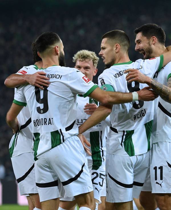 Die Gladbach-Spieler jubeln im Bundesliga-Heimspiel gegen Werder Bremen gemeinsam über ein Tor.