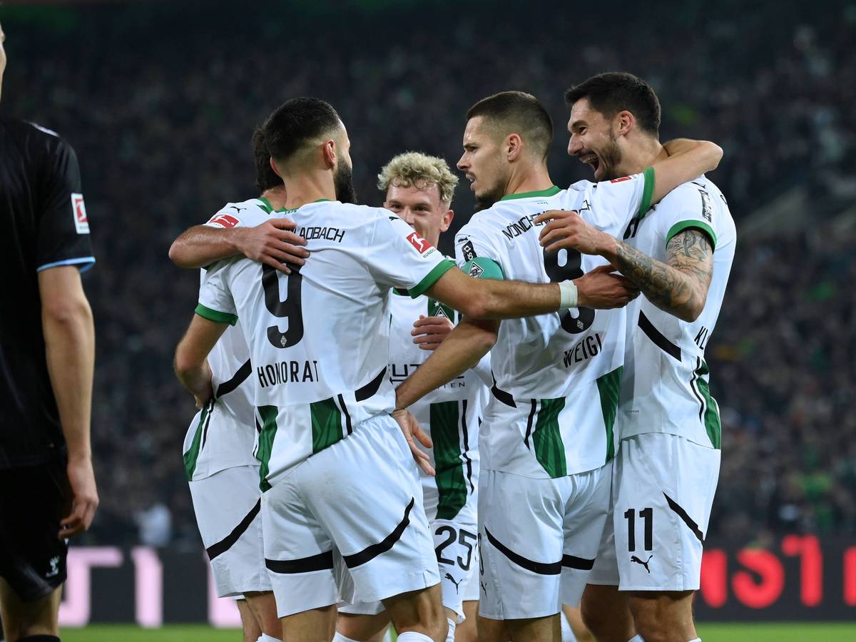 Die Gladbach-Spieler jubeln im Bundesliga-Heimspiel gegen Werder Bremen gemeinsam über ein Tor.