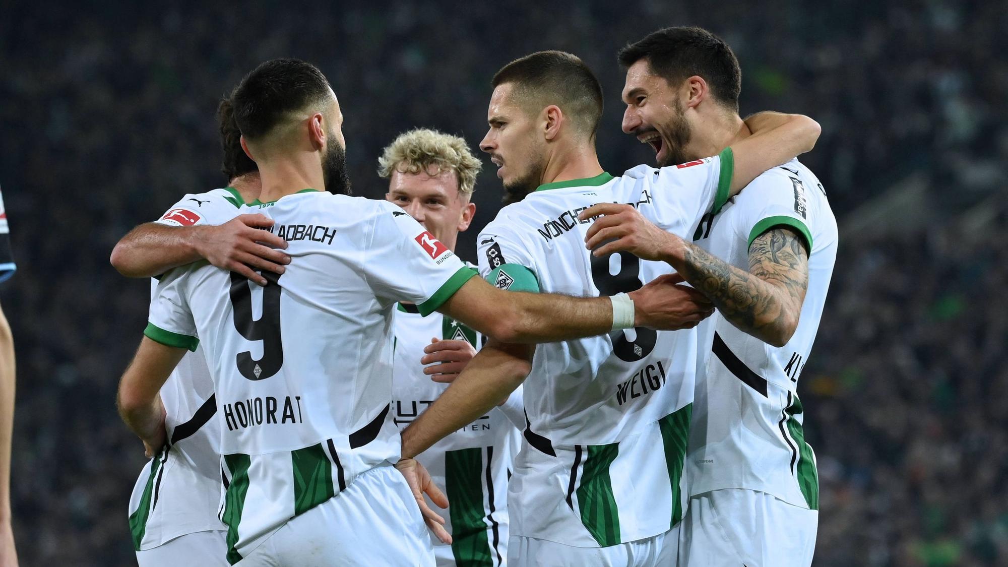 Die Gladbach-Spieler jubeln im Bundesliga-Heimspiel gegen Werder Bremen gemeinsam über ein Tor.