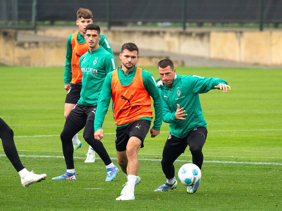 Borussia Mönchengladbachs Kevin Stöger und Teamkollege Stefan Lainer kämpfen im Training um den Ball. Im Hintergrund beobachten Grant-Leon Ranos und Lukas Ullrich die Szene.